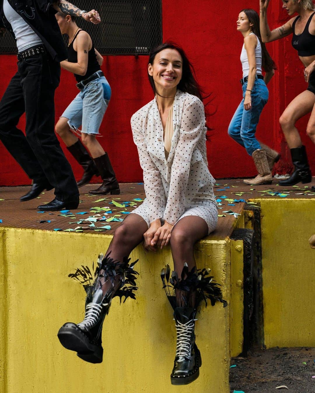 のインスタグラム：「We're seeing spots! Polka dots are on the mark for fall 2023. This once slightly sweet and retro print has now become subversively chic through cool silhouettes and unexpected textures. Hot tip: for an op-art effect, pair polka dot pieces of different sizes and hues together. Tap the link in our bio to shop this and more of fall 2023's top trends. Photographed by @webb_norriswebb, styled by @maxortegag, Vogue, October 2023.」