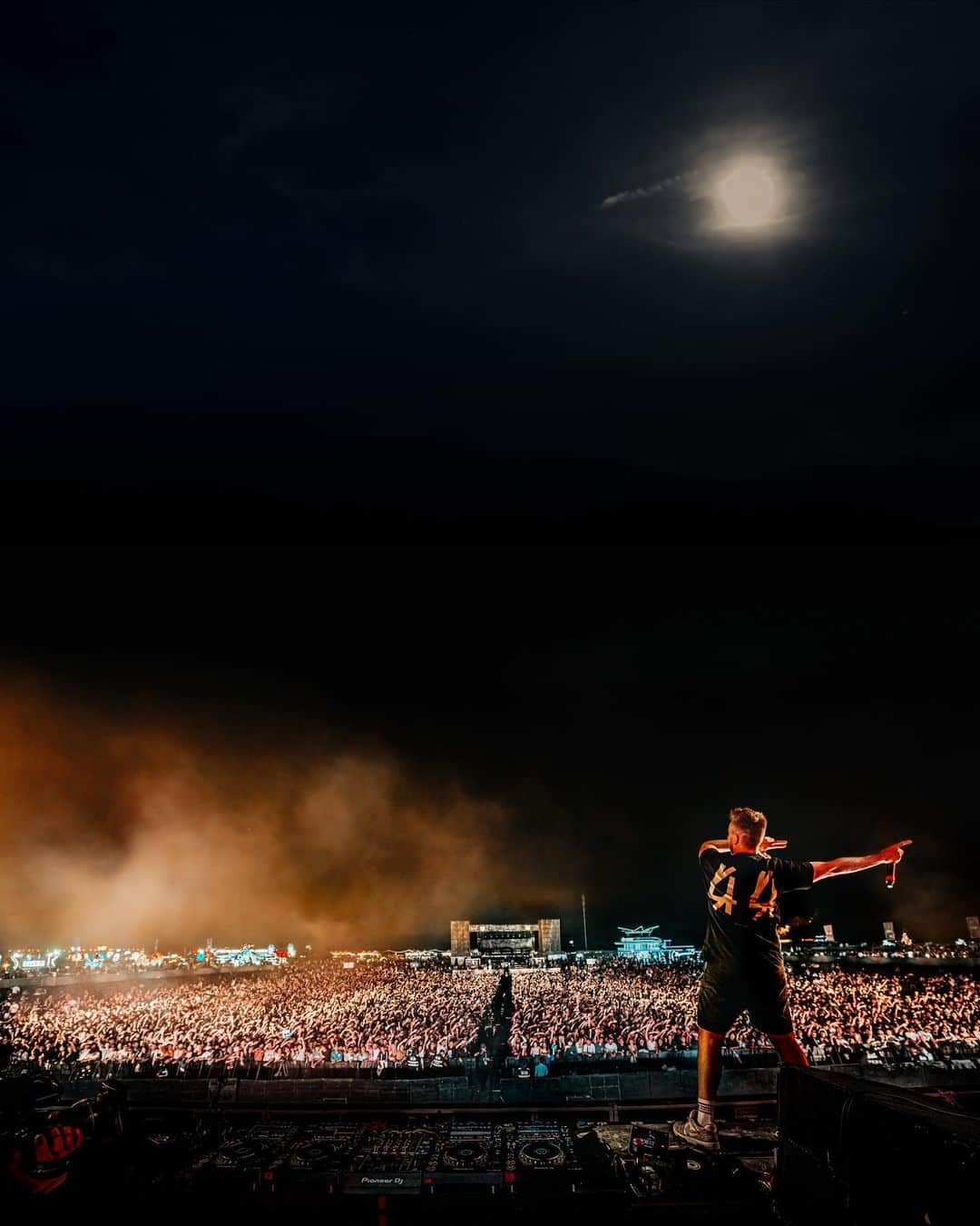 ニッキー・ロメロのインスタグラム：「Thank you for having me @edc__china 感謝您的款待🇨🇳  Who remembers the story behind the last pic? 🥹」
