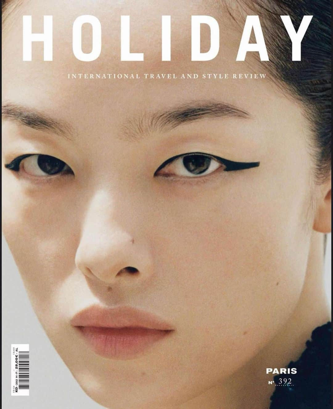 フェイフェイ・サンのインスタグラム：「@holidaymagazine No.392 ,The Autumn /Winter 23-24 issue devoted to Paris by @deo_suveera & @pamelad 🖤 👗by @malinajoseph ,Creative Director @atelierfranckdurand , 💇🏻‍♀️by @ramoneyluv 💄by @mariaduhart 👁️by @julialangecasting  Many thanks to all of you!😘」