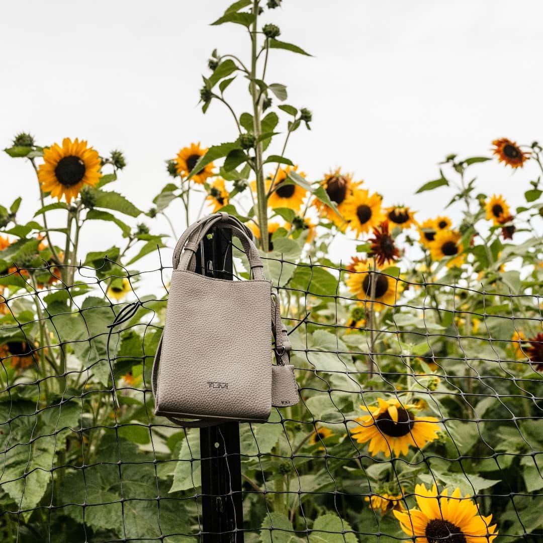 トゥミのインスタグラム：「Stop and smell the flowers with the petite Bailow Crossbody. It’s perfect for easy days when you need your essentials close.   📸: @madisonmcgaw   #TUMIGeorgica」