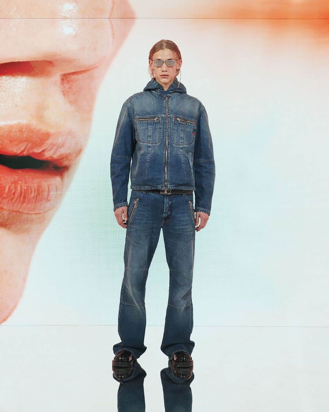 ディーゼルのインスタグラム：「Bull's eye.  Strategically placed darts are designed to hit the mark, creating an exception fit on our Biker Darts denim jacket and jeans. A biker jacket and jeans are crafted in ultra-light denim sourced from lower impact materials.  Tap to shop and discover more at the link in bio.  #ForSuccessfulLiving #DieselFW23」