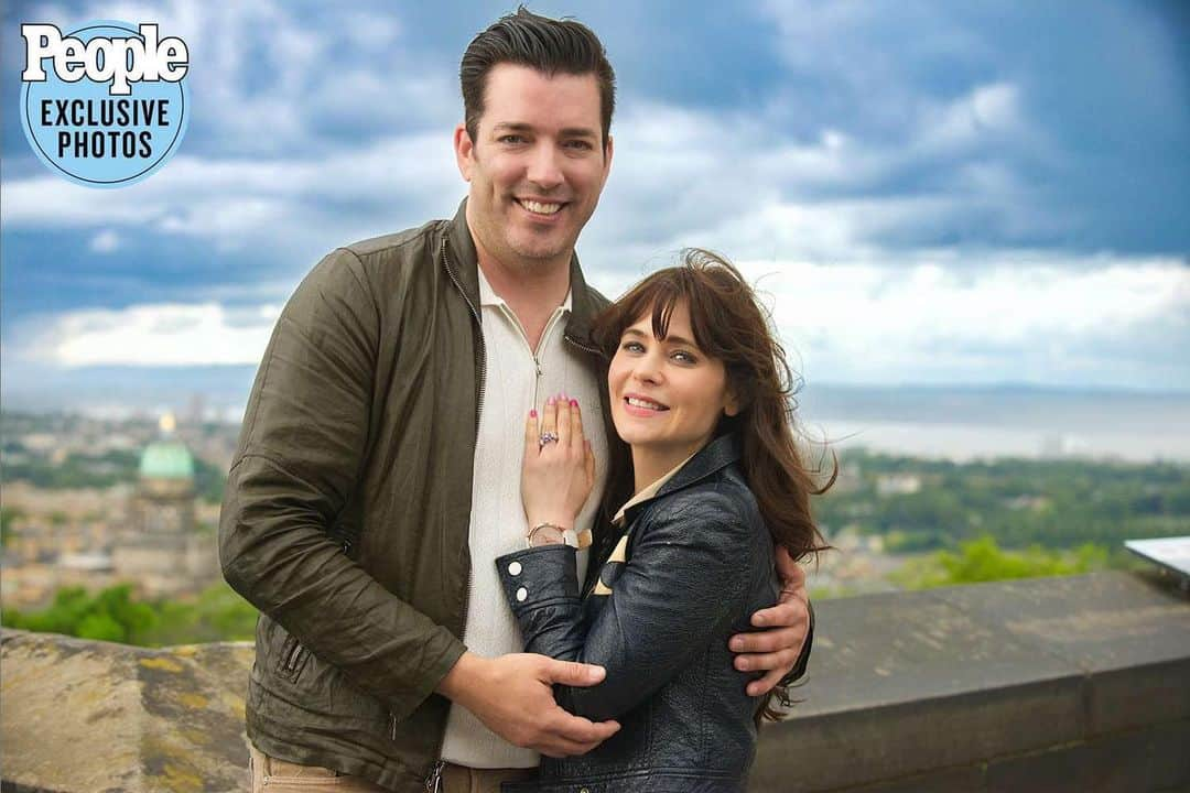 ズーイー・デシャネルさんのインスタグラム写真 - (ズーイー・デシャネルInstagram)「After getting engaged in Scotland in August, Zooey Deschanel and Jonathan Scott are sharing all the details for the first time to PEOPLE! 💍 "Clueless. I was clueless," is how Zooey describes the moments before her now-fiance proposed.   The #PropertyBrothers host popped the question to the actress after four years of dating and pulled off quite the surprise spectacle with the help of her two kids, Elsie, 8, and Charlie, 6. For more on the special day including the bagpipe performance and the ring Jonathan held on to for a year, tap the link in bio!   | 📷: ROB MCDOUGALL」10月5日 1時08分 - zooeydeschanel