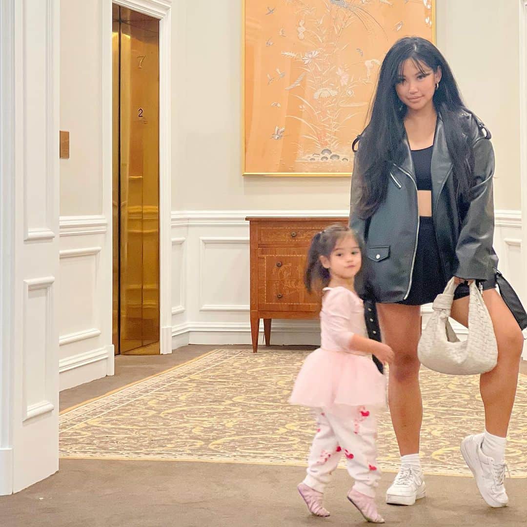 エリーゼ・エストラーダのインスタグラム：「My babies 🩰📸 @officialchanceh  @halohurstfield  Happy Wednesday loves 🤍」