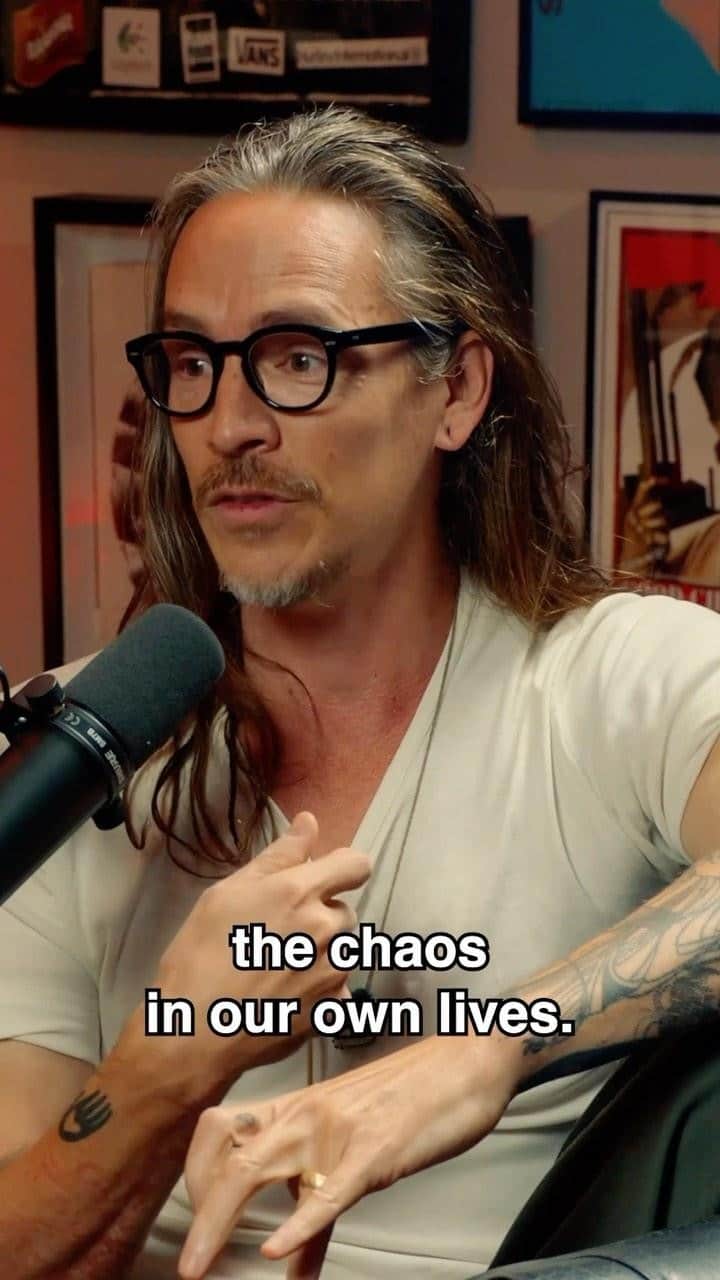 ジョエル・マッデンのインスタグラム：「ARTIST FRIENDLY - one of my favorite conversations ever this week  @brandonboyd of @incubusofficial and me discuss music, art, and life @moonlightartscollective WATCH on @veeps and LISTEN anywhere you #podcast @spotifypodcasts LINK IN BIO」