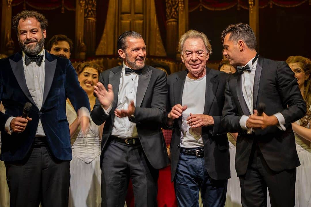 アントニオ・バンデラスのインスタグラム：「Anoche fue un honor contar con la presencia de dos leyendas, @andrewlloydwebber y @antoniobanderas, en nuestro estreno VIP. ✨  Este proyecto ha estado lleno de esfuerzo y entrega para verlo cobrar vida en el escenario como nunca antes.👏  Queremos agradecer a cada una de las personas que ha formado parte de esta maravillosa obra. ¡Sin vosotros, esto no sería posible!   Solo en @teatroalbeniz 🎭  Consigue tus entradas ➡️ https://musicalelfantasmadelaopera.com/  Entradas a la venta en @seetickets_ES 🎟  #elfantasmadelaopera #andrewlloydwebber #musicalelfantasmadelaopera #umusichotelteatroalbeniz #musical #teatromusical #musica #thephantomoftheopera @phantomopera @potoworldwide」