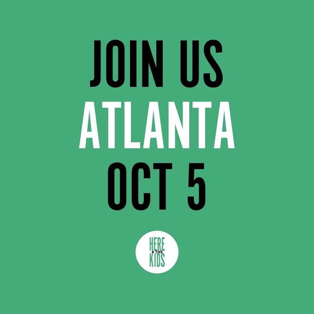 アンナ・パキンのインスタグラム：「Do you or anyone you know care about KIDS BEING GUNNED DOWN AT SCHOOL???? Are they in ATLANTA tomorrow?  Please tag them or pass this along.  tPosted @withregram • @here4thekidsaction Guns are the number one killer of children and teenagers in the United States — and climate change is the greatest empirical threat to our entire planet, humankind, and species. Two existential crises.  The clock is ticking, but hope is on the horizon.  Join us Atlanta, on October 5 for a fundraiser event for Here4TheKids, the movement to liberate future generations by stopping gun violence and climate catastrophe and confronting existential crises.  🔥 Event highlights:  Exclusive insights from Here4TheKids leadership.  A passionate discourse by cofounders Tina Strawn and Saira Rao on our ambitious plans for March 2024 in Washington, D.C.  Multiple avenues to deepen your involvement and make a real difference.  📌 Location: Atlanta, GA 30327 United States. Precise details are to be dispatched to ticket holders via email.  🎟️ Ticketing: link in our bio.  Your purchase serves as both a significant donation to the cause and an exclusive pass to a gathering of changemakers. Together, we're not just envisioning a better world; we're building it.  Your ticket not only guarantees entry to this transformative event but also marks the beginning of your invaluable contribution to the movement.  We are here to demand abolition. We are here for the kids.  Let friends, family, and colleagues in your network know about the event. A larger audience amplifies our message and impact.  #RiseForTheFuture #Here4TheKids #abolitionliberationsolidarity」