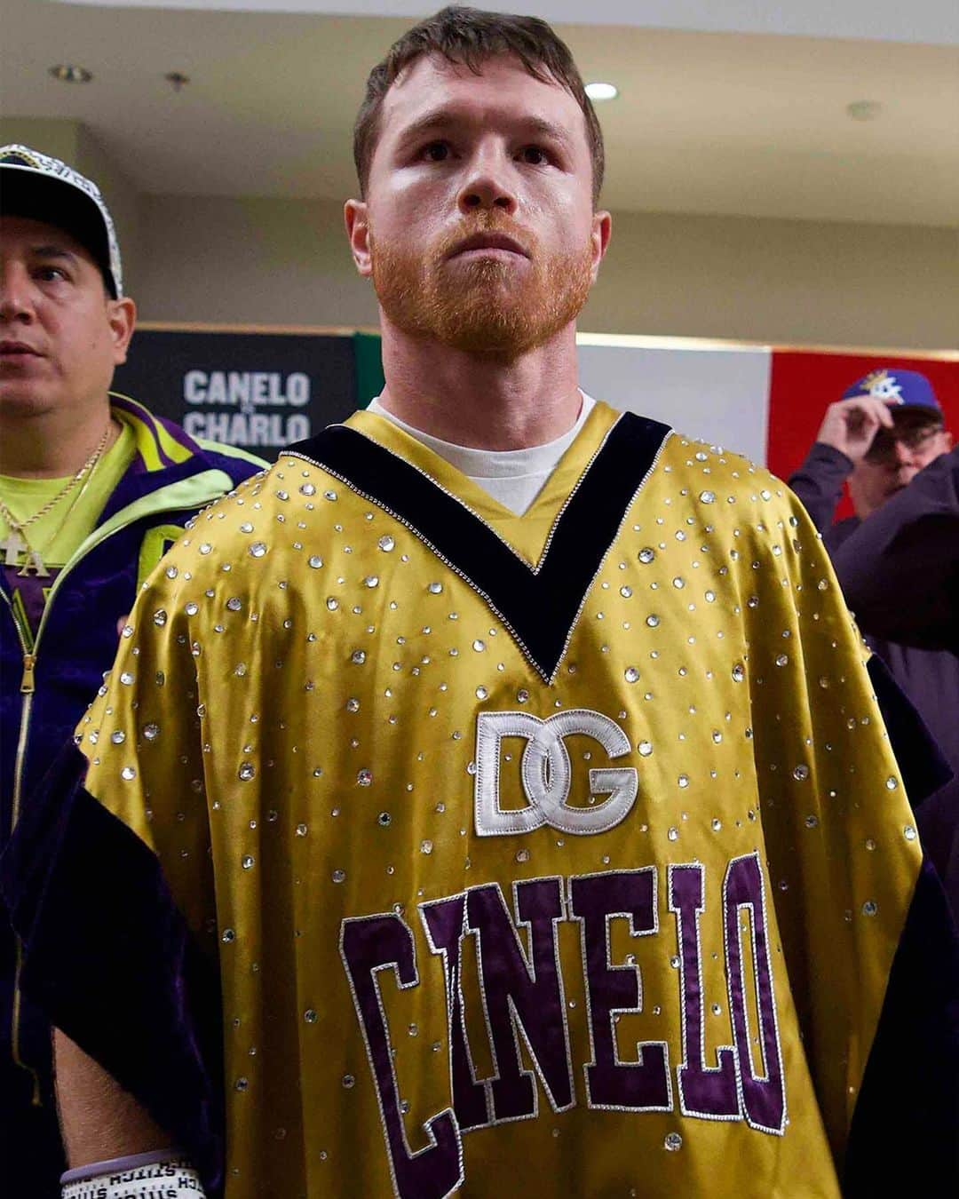 ドルチェ&ガッバーナさんのインスタグラム写真 - (ドルチェ&ガッバーナInstagram)「@canelo wore #DolceGabbana at the Toshiba Plaza on the occasion of the official weigh-in of his fight.   The Super Middleweight Undisputed boxer and 4 Division World Champion made his ring walk wearing a bespoke poncho in gold duchesse with purple velvet details in contrast and Swarovski crystals.  #DGCelebs」10月5日 4時00分 - dolcegabbana