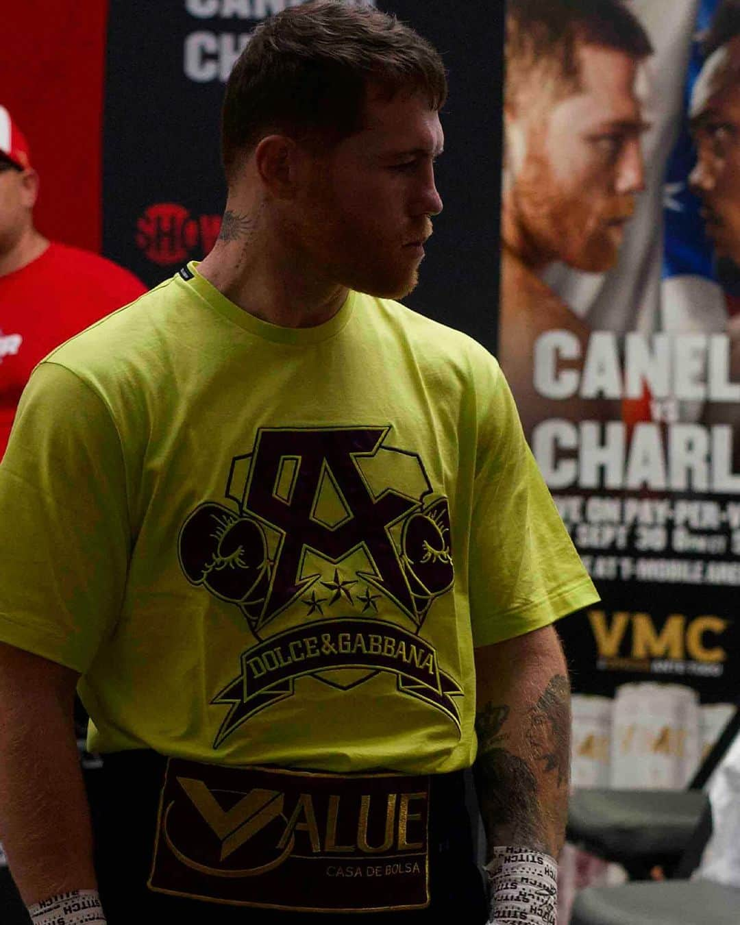 ドルチェ&ガッバーナさんのインスタグラム写真 - (ドルチェ&ガッバーナInstagram)「@canelo wore #DolceGabbana at the Toshiba Plaza on the occasion of the official weigh-in of his fight.   The Super Middleweight Undisputed boxer and 4 Division World Champion made his ring walk wearing a bespoke poncho in gold duchesse with purple velvet details in contrast and Swarovski crystals.  #DGCelebs」10月5日 4時00分 - dolcegabbana