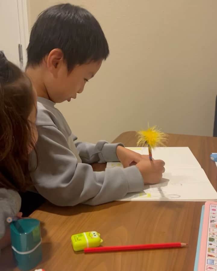 珠華ゆふのインスタグラム：「絵日記、毎日頑張っている じゅんじゅんと和華💓 毎日やると文章作るのも、字を書くのも上手になる✨👏1日を振り返って自分の気持ちをアウトプットするの大切だなと私も気づきをもらっている☺️ ④ベッドでゴロゴロはこの時のことです😂 ⑤和華のステッカーもたまってきた✨✨このステッカーが全部たまるころにはウキウキでプリスクール行けるようになるかな〜💕と思っていたけど、もうお友達の名前も覚えて、すでに毎日楽しそう☺️  #メンタル #メンタルコーチング #メンタルトレーニング #宝塚 #宝塚og #宝塚受験 #バレエ #フィギュアスケート #パフォーマンスアップ #サンフランシスコ #ベイエリア #アメリカ生活」