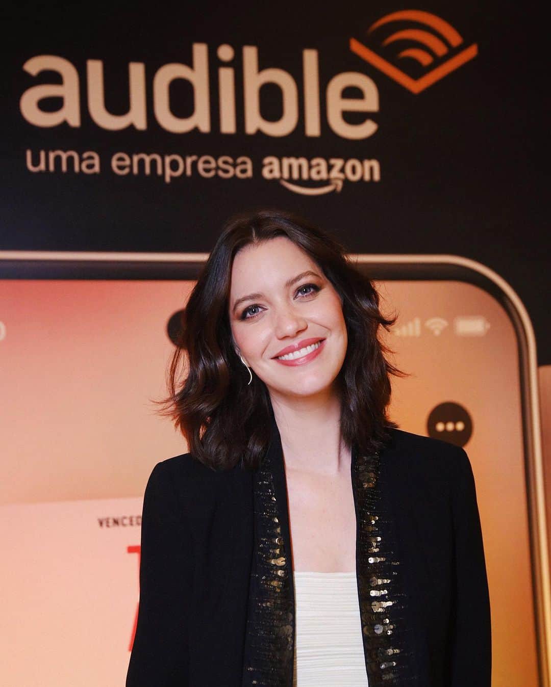 ナタリア・ディルのインスタグラム：「Feliz demais em contar pra vocês sobre esse mais novo trabalho. Eu narrei o livro “Anne”, de Green Gables (Vol. 1), para a @audible_br.   Então, te convido a conhecer essa história através da minha voz em uma experiência Audible. Espero que gostem, porque eu amei, me diverti muito!  #experienciaaudible  #audiblebrasil」