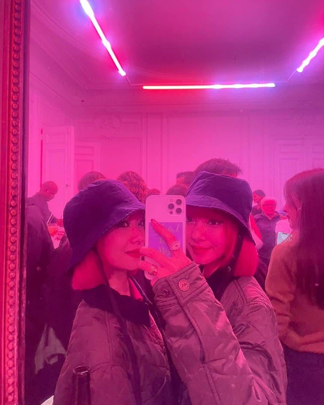 AMIさんのインスタグラム写真 - (AMIInstagram)「We went to the party to celebrate @maisonkitsuné and @barbour's collaboration✨ We also styled with items from the collaboration👯‍♀️. The combination of quilting and corduroy collar makes for a cute jacket and bucket hat 🫶. It was a pleasure to be a part of such a great party💗  #MaisonKistune #MaisonKistunexBarbour #collaboration Commercial collaboration with Maison Kitsuné」10月5日 1時18分 - amixxamiaya