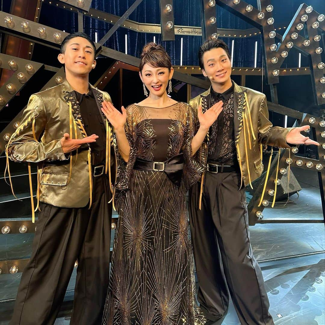 風花舞のインスタグラム：「ZZJAZZKA思い出♥ 加賀谷真聡さん、高橋伊久磨さん  ダンスに歌に大活躍のお二人。 Spainをお二人と一緒に踊らせていただきました。  お二人には本当に支えていただきました。  歳を重ねた今この時に、 まさかこのようなナンバーを、 若い男性たちと一緒に踊らせていただくという機会を与えていただけるなんて想像もしていませんでしたが、 寺井さん率いるカルテットの皆様の演奏でお二人と踊る時間は 本当に楽しいものでした💃 素晴らしい音楽に包まれて、何ものにもとらわれない、 自由で幸せな時間でした。  このナンバーについては色々な想いがあります。 一言でいうなら‥ 一生忘れられないナンバーの一つとなりました。  またどこかでご一緒できますように🍀  #加賀谷真聡 さん #高橋伊久磨 さん #素敵な振りをつけてくださった藤林美沙さんにも感謝 #風花舞  #ズージャズカ」