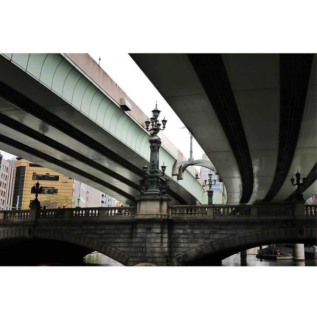 山崎直子さんのインスタグラム写真 - (山崎直子Instagram)「五街道の起点である名橋“日本橋”へ  「日本橋に空を取り戻す」というプロジェクトが開始されると耳にしたのはいつのことか  首都高速の呉服橋・江戸橋出入口の撤去が進められていて、着々と景観が変わり始めていました  車で通りかかることはあっても歩いて渡ったり、ましてや下を通ることはなかなかないので、今回クルーズを利用して(日本橋クルーズは40分くらいのツアーからあってとてもリーズナブルなの✨)、今しか見ることのできない景色を堪能してきました😊  変わりゆく街「日本橋」  首都高速日本橋区間の完全地下化は2040年以降という一大プロジェクトだけれど、船からしか見られなかった石造りの二重アーチの美しさを様々な角度から見ることができるようになれば、変わっていく中で変わらない物の尊さをより感じられるのかもなぁと、船に揺られ街の変遷を眺めながら感じた日  2040年、⚪︎⚪︎歳でまた乗船できるといいな🤣w  もう計算するのは止めましたw#日本橋 #日本橋クルーズ #隅田川 #クルージング #ブラタモリ #ブラナオコ #日本橋散歩 #🚶‍♀️ #お写んぽ #📷 #東京 #東京観光 #東京カメラ部 #変わるもの と#変わらないもの #角度を変えれば見方も変わる ね〜#物事は捉え方次第 #東京散歩 #東京湾クルージング #江戸城 #石垣 好き❤️#首都高 #リバークルーズ #tokyo #nihonbashi #japan #japantrip #🚢」10月5日 1時22分 - yamanaon