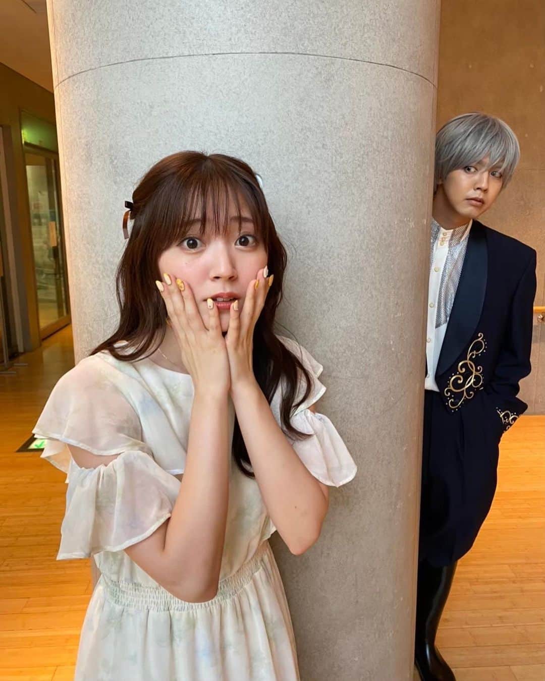 鈴木愛理のインスタグラム：「✴︎ ドラマ「推しが上司になりまして」 初回放送ありがとうございました☺️  ついに始まりました、、、ドキドキ☺︎ 笑いの絶えない現場で、とても楽しくありながらも、2.5次元舞台に関するシーンは特に、その世界をたくさんリサーチし、みんなで丁寧に演じさせていただいております😌  "推し"という存在を持つ全ての方が 週に一度推しに想いを募らせながらクスッと笑える夜になりますように🙈✨  ここから12月末まで、よろしくお願いします！！！！！  見逃し配信はTVerにて♡ #推しが上司になりまして #推し上司  写真は 推し活現場の瞳と推しの桐生斗真とのレア写真。笑」