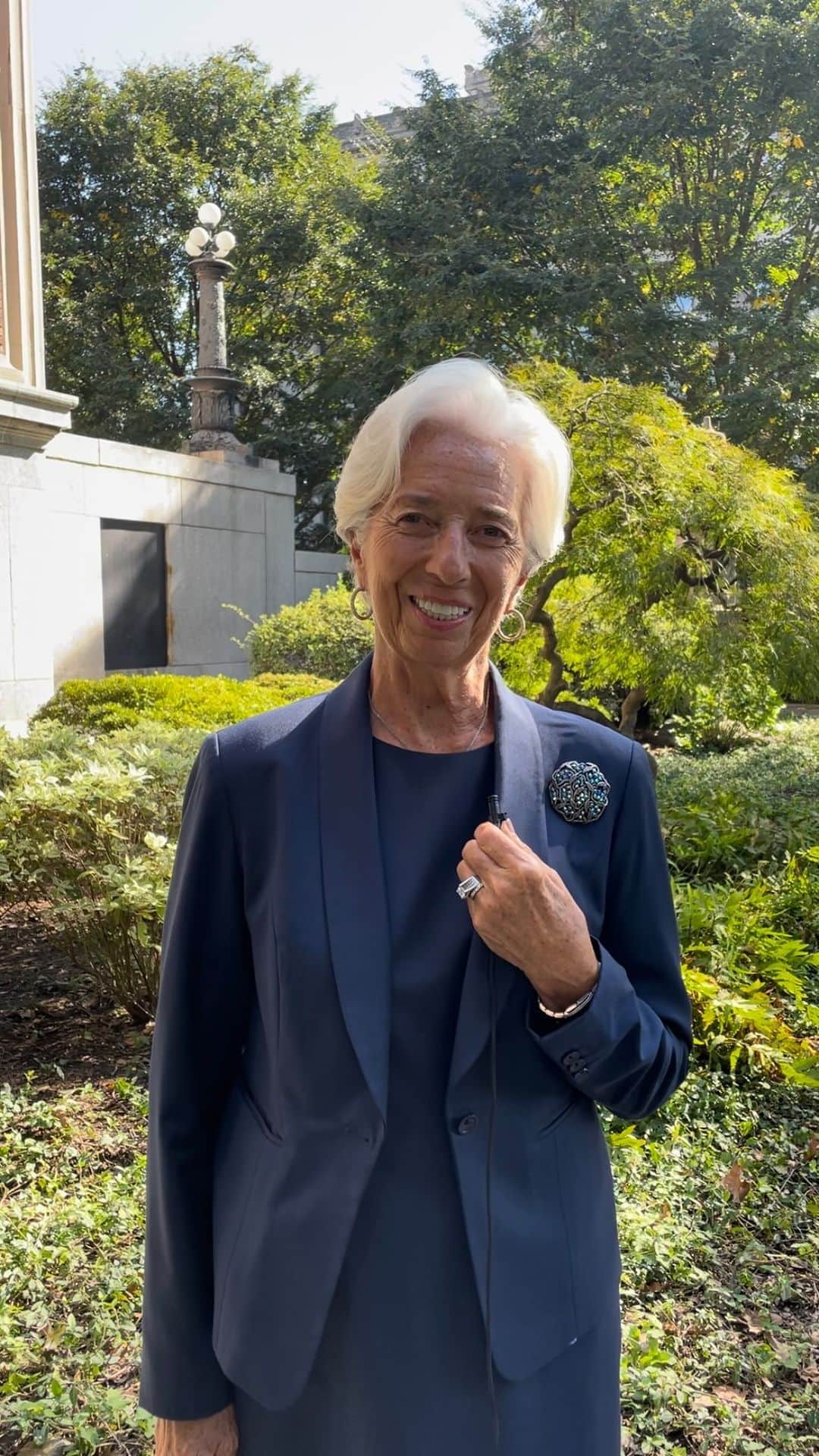 クリスティーヌ・ラガルドのインスタグラム：「Welcome to Instagram @federalreserveboard!  I’m delighted to see my colleague Jay Powell in the Fed’s first Instagram post. Making our work as central bankers understood to as many people as possible is especially important these days.  Follow @federalreserveboard for all things central banking in the US!」