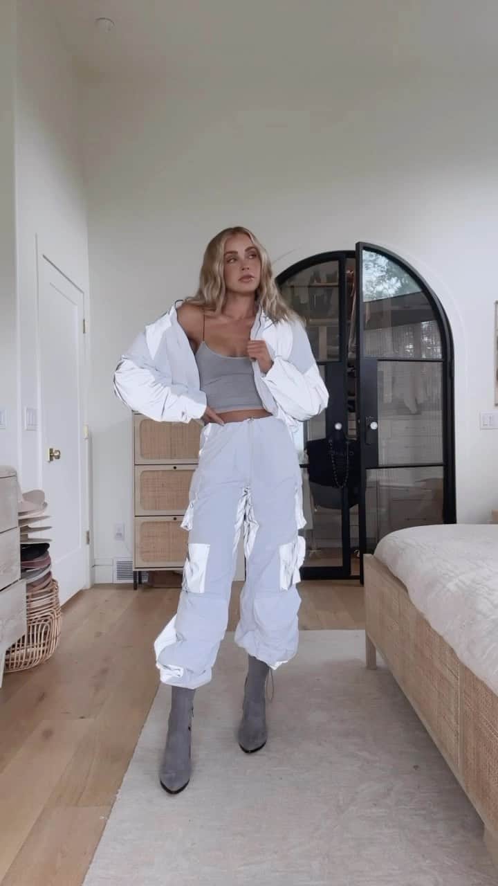 Cara Van Brocklinのインスタグラム：「Wearing vs. Styling…Are you loving this trend too? https://liketk.it/4khl6」