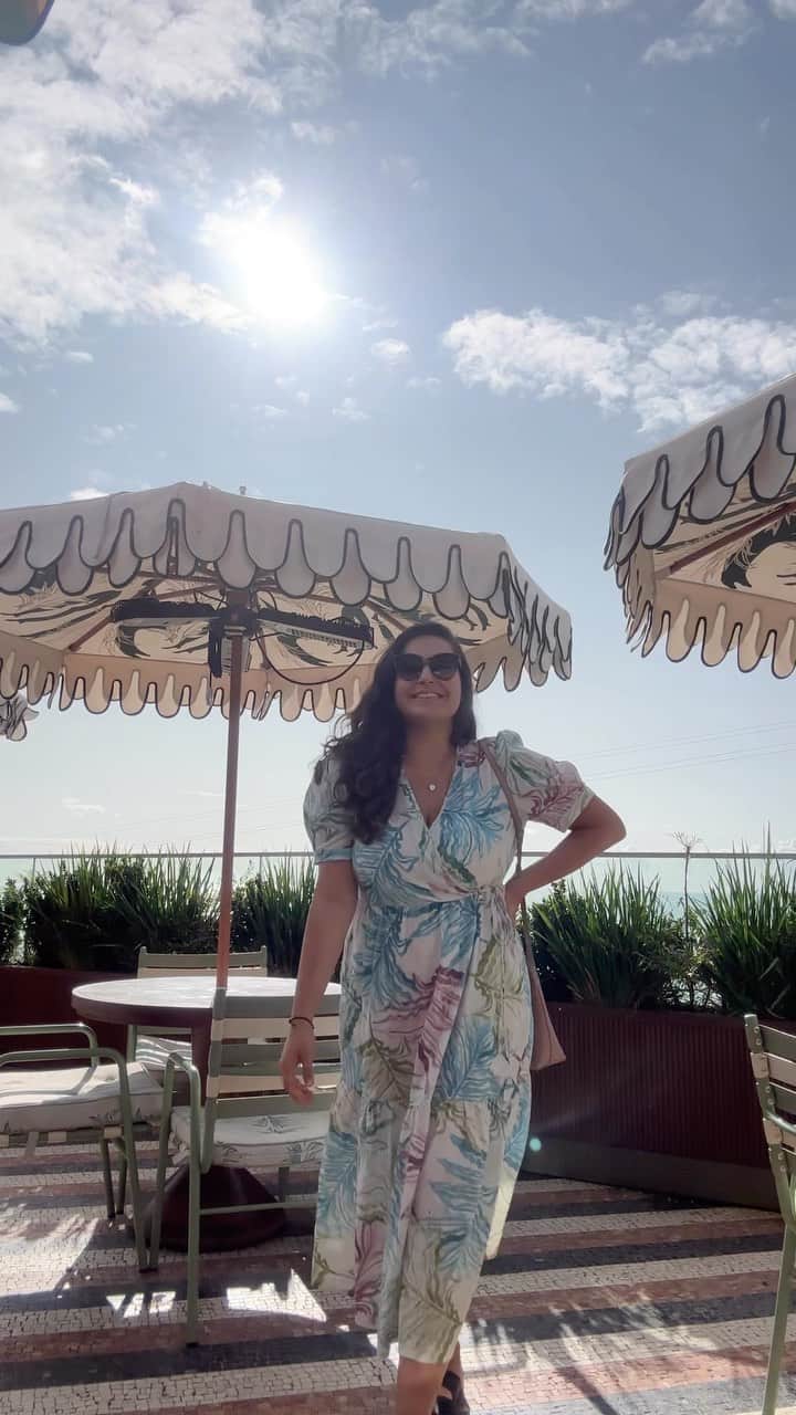 ルイス・コールのインスタグラム：「What team are you on?  Team Summer - Hoping it stays warm and sunny as long as possible ☀️ Team Autumn - Ready for all the cozy vibes 🍂  Dress - @thoughtthebrand  Necklaces - @marianaejewelry  Bag - @samara」