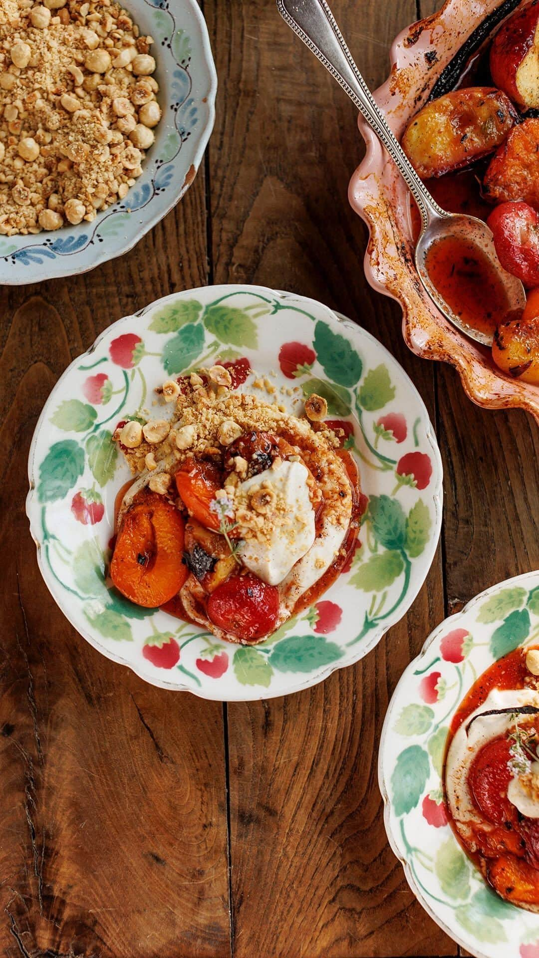 ジェイミー・オリヴァーのインスタグラム：「I had a little party going on with this gorgeous dish! I’m grilling and roasting peaches, nectarines, apricots, and plums (but honestly you can really use whatever fruit is in season). With @YesChefHQ, I teach you how to transform these delicious stone fruits into a show-stopping dessert. Click the link in my bio to check it out x x x  #JamieOliverxYesChef #AD」