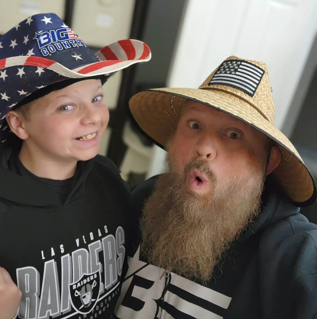 ロイ・ネルソンのインスタグラム：「Crazy hat day & movie 🎬 night! What should we watch?」