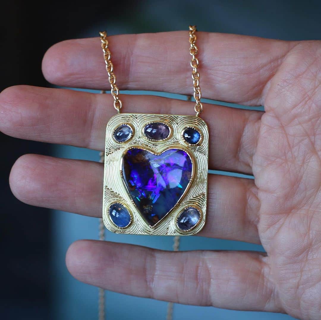 のインスタグラム：「Like a window to your soul, 💜Lightning Ridge Heart Opal framed in hand forged hand engraved gold and natural sapphires. Model photo @dannyscottlane stylist @marisa_ellison model @noellelampe makeup @jenbudner @element_stylez」