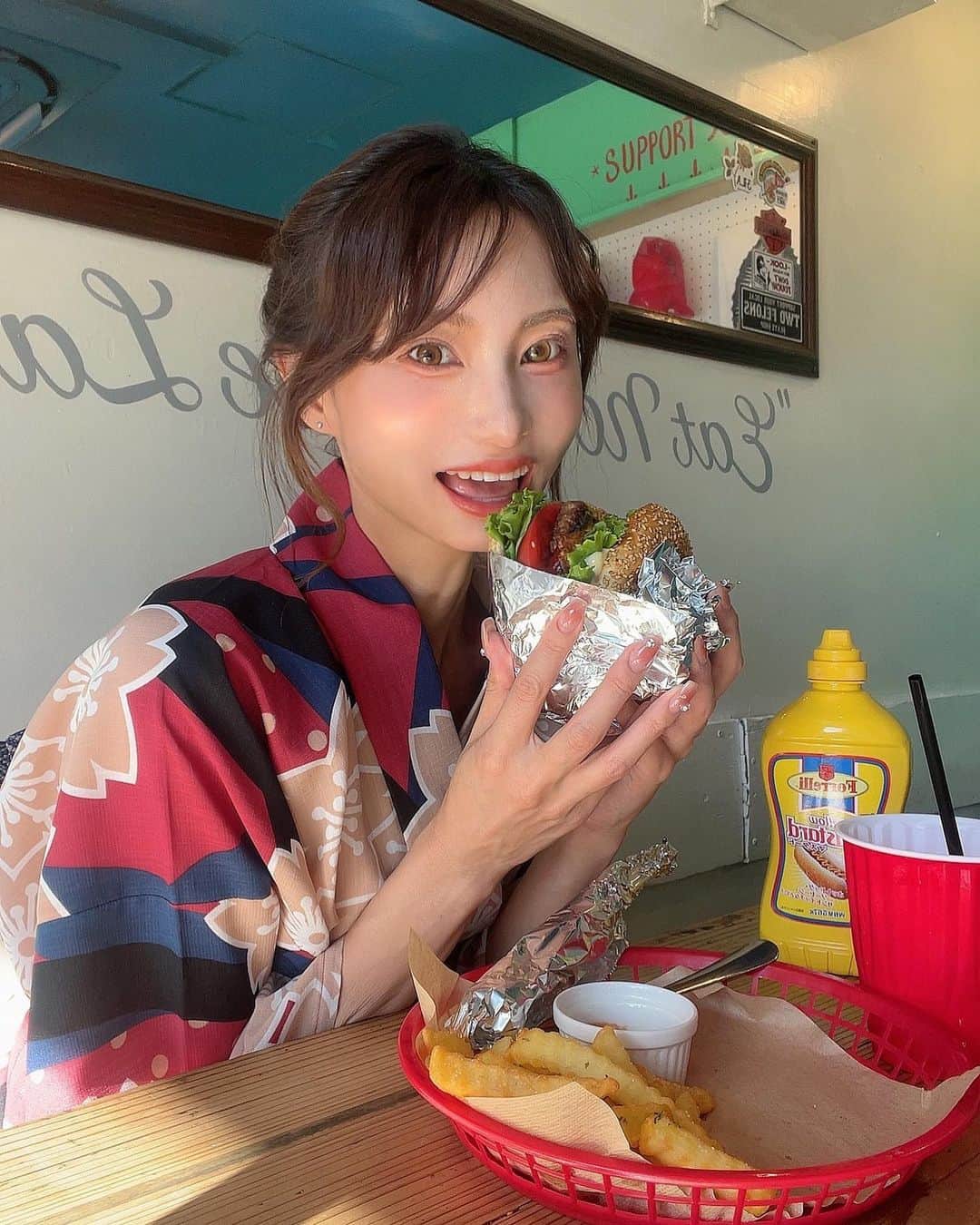 高崎モモコ のインスタグラム：「最近食べてる写真ばっかりと思ったけど😂 . . まあ食べる時くらいしか写真撮らんから仕方ない。笑 このハンバーガーは一口食べただけで なんかワシはシュラスコ串みたいなやつ食べた🙂 . . . . #大阪花火大会#関西花火大会 #猪名川花火大会#花火大会#花火#夏の終わり#浴衣#浴衣女子#浴衣ヘアセット#花火大会🎆#hanabi#着物ヘアセット#着物女子#シニヨンアレンジ#韓国カフェ#シニヨンヘア#浴衣ヘア#関西サロモ#関西サロンモデル#関西サロモ#japanesegirl#大阪サロモ#ヘアセット#アップスタイル#ヘアスタイル#ゆかた女子#着物デート#浴衣アレンジ#浴衣帯結び#ハンバーガー#ビジョメシ」