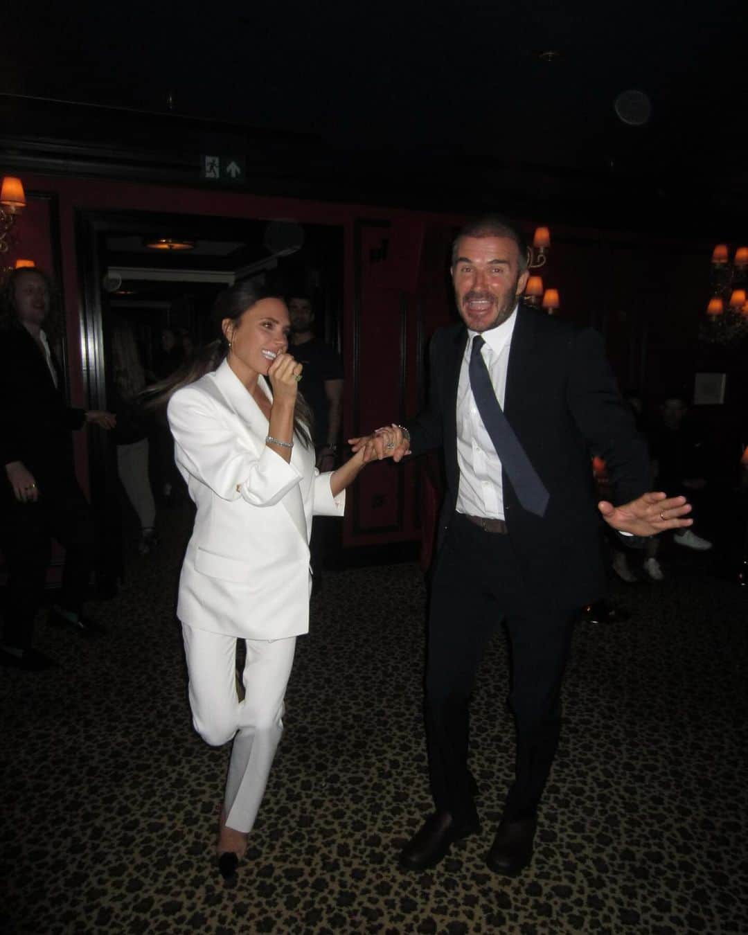 のインスタグラム：「Still making her laugh with my dancing 26 years on 😂 love you @victoriabeckham & thank you for being there for Dad last night kiddie’s ❤️❤️❤️❤️ @brooklynpeltzbeckham @romeobeckham @cruzbeckham #HarperSeven ❤️ sorry about dads moves ❤️」