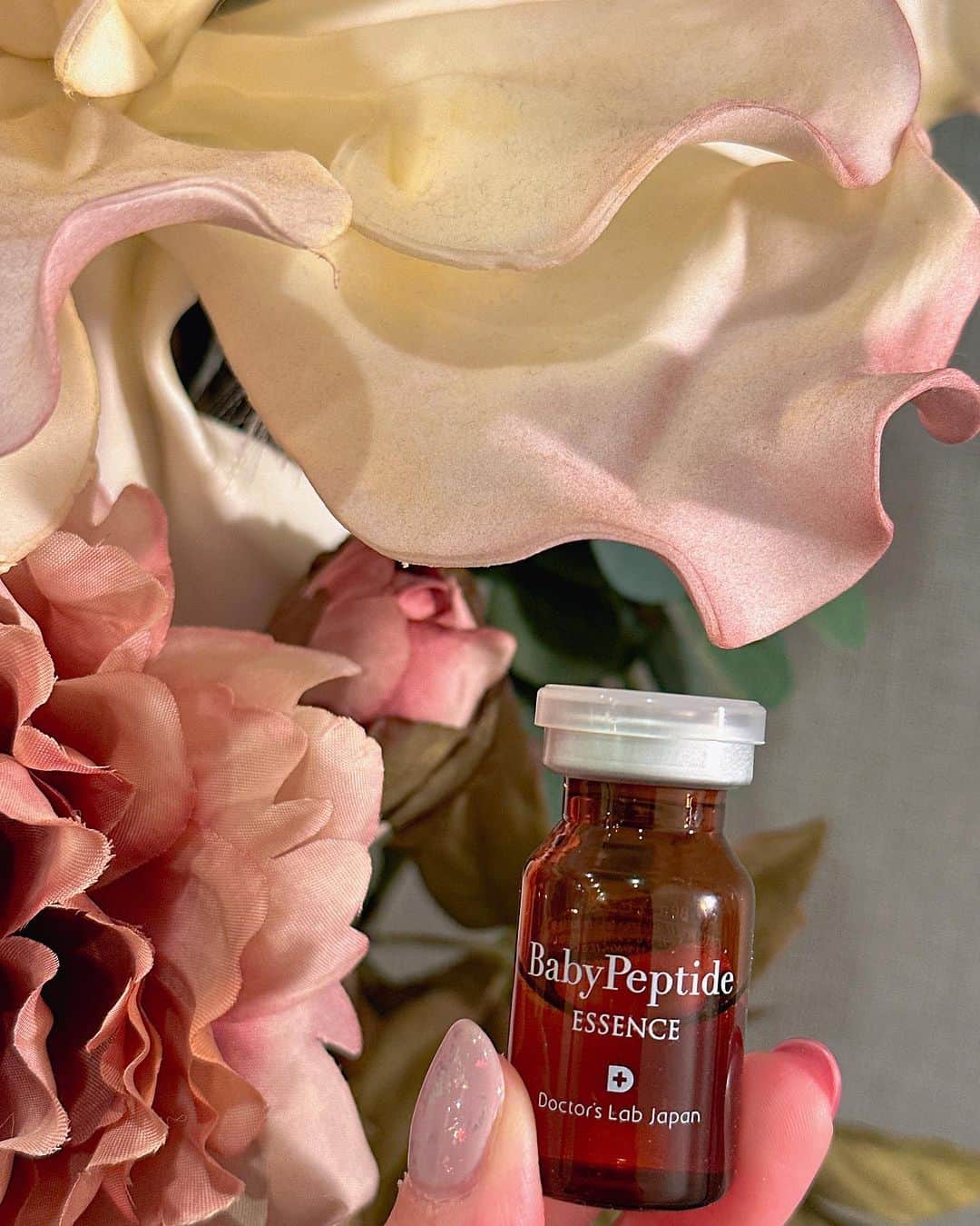 桜もこさんのインスタグラム写真 - (桜もこInstagram)「美容には関しては本当に厳しいかもなもなもこです🌸笑 油断すると本当に、、😣 それはさておき！ 最近、@babypeptide さんの ベビーペプチドを使ってるのですが、めっちゃ綺麗になったしお気に入りです☺️  セル活専用の培養液なんです✨ ずっと噂には聞いてたけど、気になって使ってみました🤍エイジングケアの中でも優秀なのでその凄さを堪能できます！  ①洗顔します ②パック→たっぷり美容成分が入っていて、普通のパックと違う感覚でお肌が喜んでいるのが分かります！ ③ ベビーペプチド→べたつかず、乾燥も感じず、表面に水分が溜まることなく、 スーとお肌に馴染みます！  さすが自信をもって勧められてるだけある！ 使い始めてから周りに「めっちゃ肌綺麗」って言われて勝手に喜んでる今日この頃です😭✨笑  https://doctorslab.jp/  #babypeptide #セル活#ベビーペプチド #美容#パック#洗顔#エイジングケア#美容ケア」10月4日 16時39分 - mokochan319