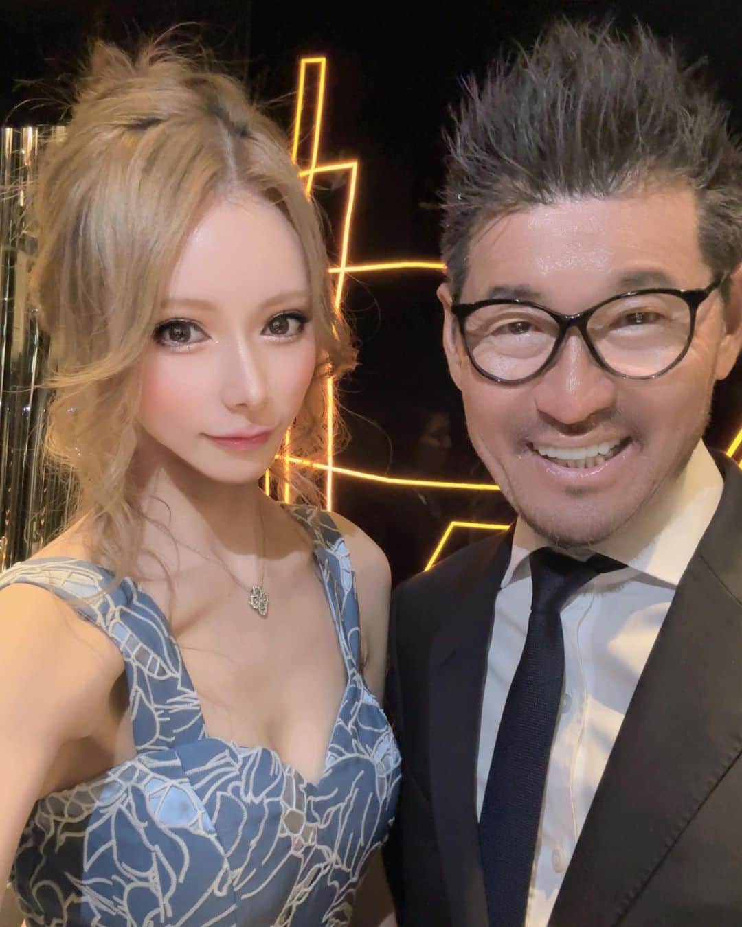 北川れいのインスタグラム：「エースでＮｏ.１になる事ができました👑✨🥇  綾田社長から『エースのNo.１おめでとう』って 握手してくださり、北川がキツかった時も僕は知ってるから本当に頑張ったねおめでとう、 と言うお言葉をいただきました🥺✨ ずっと信じ続けてくださった綾田社長からの言葉には とてもウルっときました🥹  トミーさんからも直接おめでとうの言葉と握手と その後にもLINEで あの時逃げずにやりきってくれて本当に嬉しかったって 言ってくださり 休養してた時もずっと気にかけてくださって、相談乗って下さってそのお陰で復帰する事ができました😭🧡  担当の浅沼さんからも電話でおめでとうって自分の事のように喜んでくださって嬉しかったです🥹🩵 浅沼さんにはお世話になりっぱなしで頭が上がりません🙇‍♀️ いつも本当にありがとうございます🥺💜  おりなマネージャーも私が出勤してすぐ駆けつけてくださって北川ちゃんおめでとう〜って🥺💖 マネージャーになられてから沢山話すようになりましたが マネージャーに悩みや、相談をして 的確なアドバイスいただくのでいつも助けられてます🥺 褒めていただいて嬉しかったです😍❤️  そして応援してくださった皆様、 本当にありがとうございます🥹❤️」