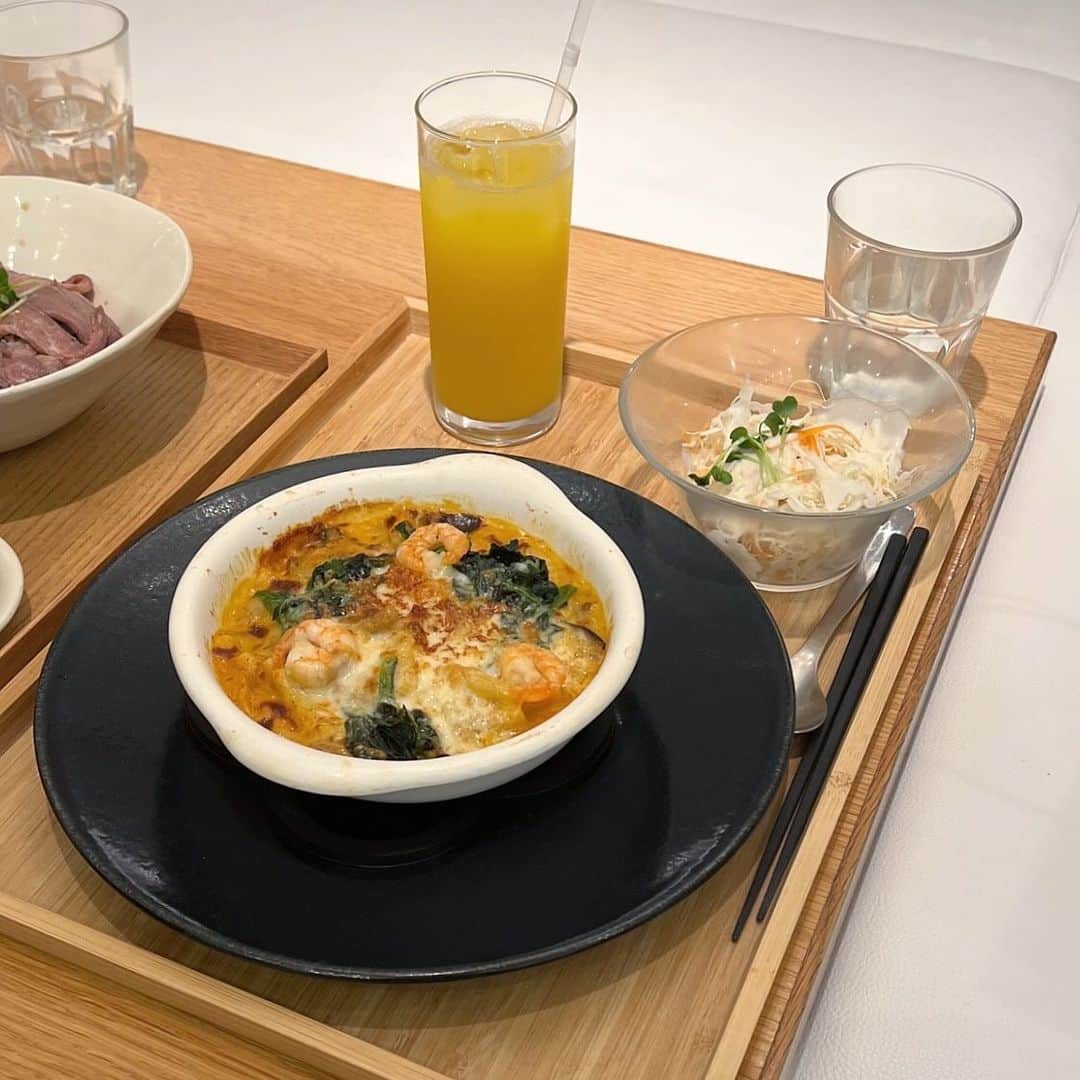 横山紗弓のインスタグラム：「白いベッド席でゆっくり♡ 📍 @chanoma.fukuoka  福岡のカフェではあまり見かけない マットレスの席がお気に入り！ 赤ちゃん連れの方にもおすすめです👶🏻 #福岡 #福岡観光 #福岡グルメ #福岡ランチ #福岡カフェ #天神グルメ #天神ランチ #天神カフェ #福岡parco #さゆlog」