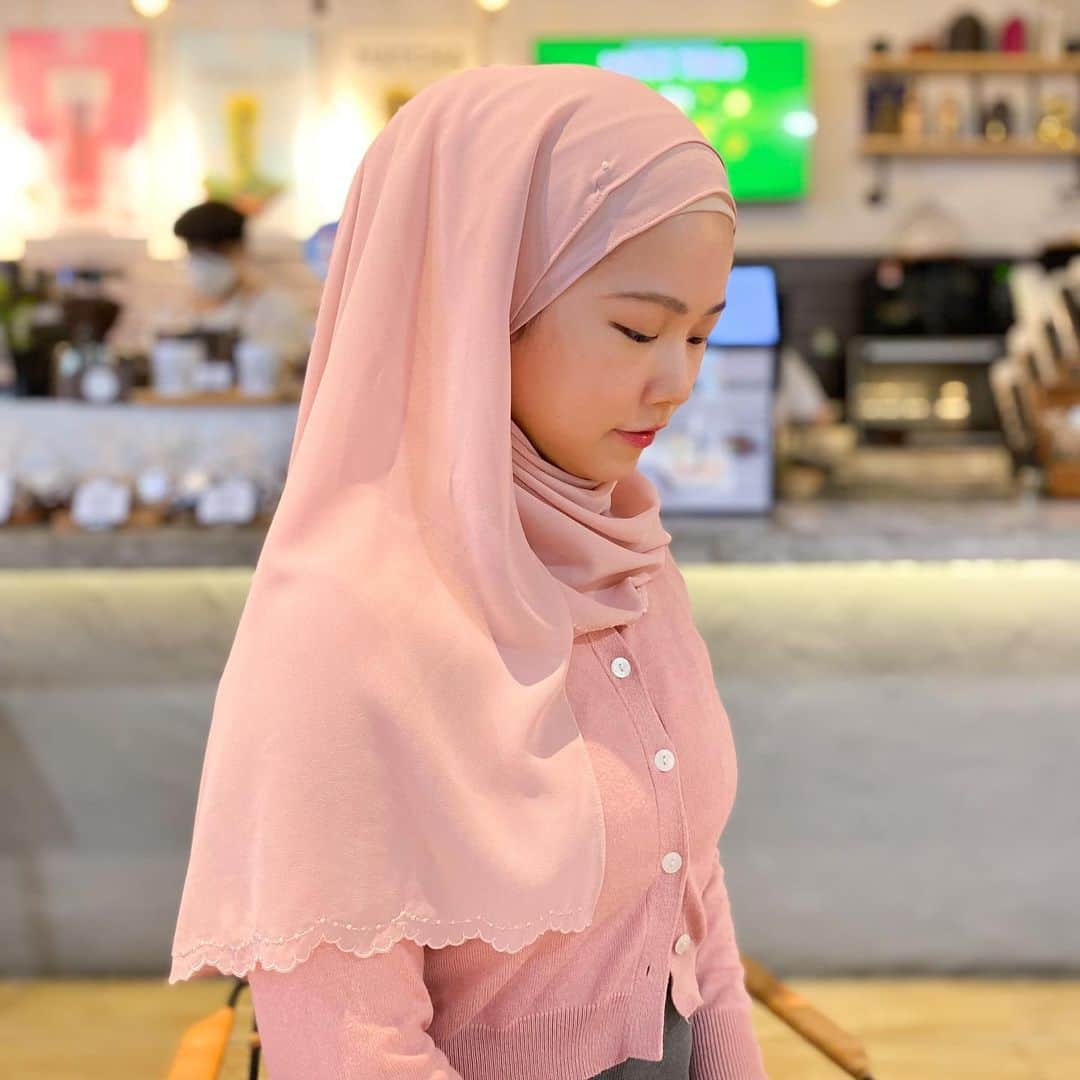 sunaさんのインスタグラム写真 - (sunaInstagram)「🌸Tutorial🌸 Hijab macam Sakura Jepun  All Muslimah wearing hijab when they go out. In this account, a Japanese converted Muslimah will show you  ◼︎Beauty info, Tips, and Video ◼︎Styling that you can do in 1 min  . #tutorialhijabsimple  #tutorialhijaber  #tutorialhijabers  #cantikberhijab  #hijabmodesty . #hijab #hijabstyles  #hijaberstyle #hıjabfashion  #hijabtutorial  #hijabi  #fashionmalaysia  #malaysiamuslim  #cantikhijab #hijabmurah  #hijabcollection   #igmalaysia  #muslimmalaysia  #malaysia  #malaysiastyle  #malaysiafashion  #malaysianbeauty  #malaysiancantik  #japanesemuslimah  #cantikindonesia  #cantiknatural  #muslimahcantik  #muslimawear  #muslimahhijab」10月4日 16時48分 - sofia_muslimjapan