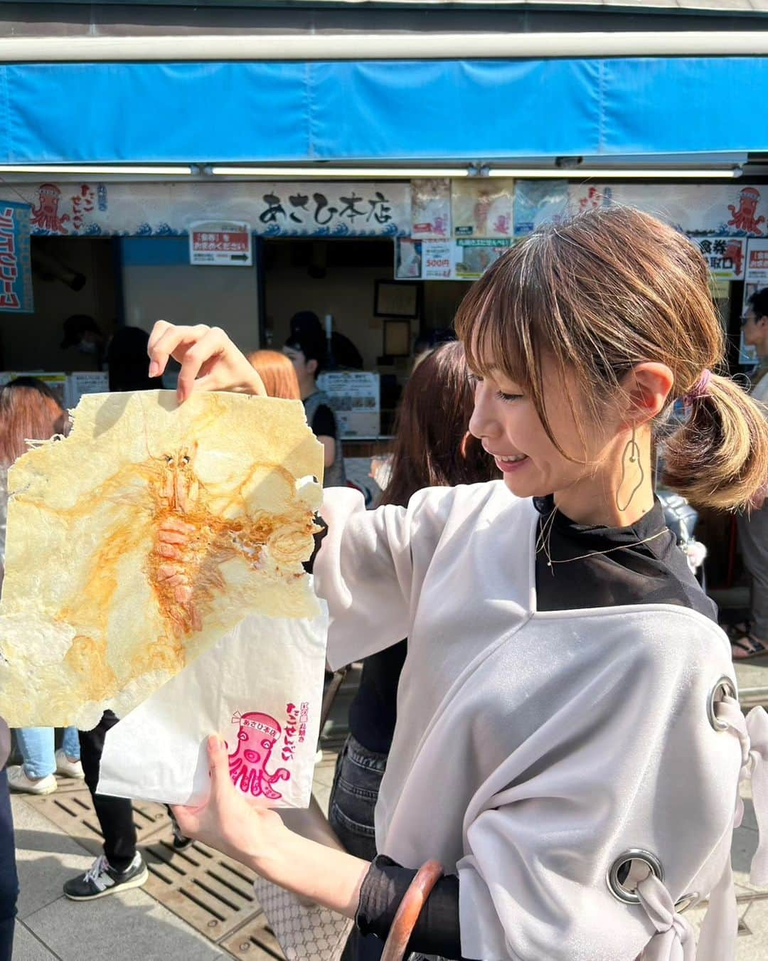 彦坂まなみのインスタグラム：「江の島でいっぱい食べた日🪼🏝 「好きなもの食べなよーどうせ全部食べられないから残したものを食べるわ〜」っていう旦那、神すぎん！！？👼すごい人だよ本当に🥹🥹 てことで、全部私が食べたかったもの🫰🫰  一枚目の海老のおせんべいが、映えてるだけじゃなくてとてもとても美味しかった🦐 流石に江ノ島は平日でも人がたくさんでした🥹🫶  #旦那様は神様 #江ノ島 #江ノ島食べ歩き #enoshima #江ノ島グルメ #enoshimaisland  #kanagawa #japantravel #japan #食べ歩き #japanfood」