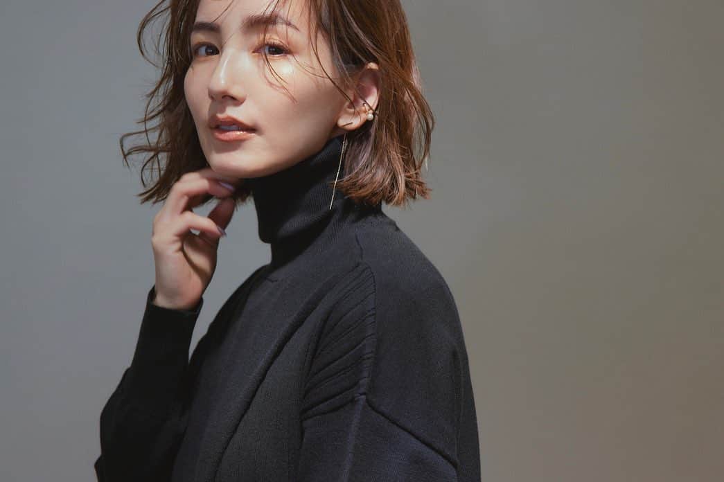 オブレクトさんのインスタグラム写真 - (オブレクトInstagram)「辻元舞さんとoblektのコラボアイテム、大変ご好評いただきありがとうございます✨ 今回のコラボのコンセプトはデザイン性や着心地、機能性はもちろんのこと、1着で何パターンも着られる「着回し力」のある服🌿舞さんのこだわりがたっぷり詰まっています✨  マルチウェイニットアンサンブル  Color.ブラック / チャコール ¥29,700（include tax）  ノースリーブワンピースとタートルネックプルオーバーのレイヤード仕様になったニットアンサンブルは、上下セットではもちろんそれぞれ単品でも使える、着回し力の高さがポイント！ニットONニットでももたつくことなくすっきり着られるよう、タートルニットの肩から裾にかけて大胆に斜めスリットを入れたり、更にインナーワンピはVネックとクルーネック、前後どちらも着られるデザインに✨ボディラインがすらっと見える長めの着丈で小柄体型の方にもおすすめです🌿  詳しくはoblekt 公式オンラインショップをご覧ください💛  Special thanks  Model - Mai Tsujimoto @mai_tsujimoto  Styling - Eri Nawata @eri7810  Photographs - Kentaro Watanabe @kentarowatanabe428  Hair & Make-up - Yukako Morino(Perle) @yukakomorino  Editing - Momoko Tsukamoto @momoko_tsukamomo   #oblekt #オブレクト #辻元舞 さん」10月4日 16時49分 - oblekt_jp