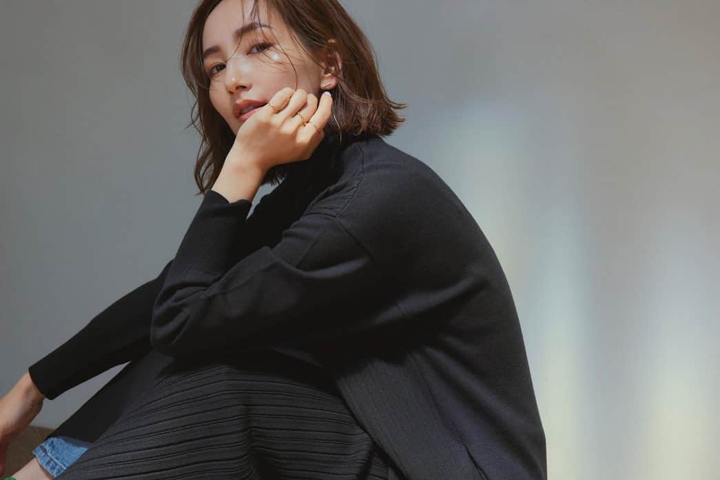 オブレクトのインスタグラム：「辻元舞さんとoblektのコラボアイテム、大変ご好評いただきありがとうございます✨ 今回のコラボのコンセプトはデザイン性や着心地、機能性はもちろんのこと、1着で何パターンも着られる「着回し力」のある服🌿舞さんのこだわりがたっぷり詰まっています✨  マルチウェイニットアンサンブル  Color.ブラック / チャコール ¥29,700（include tax）  ノースリーブワンピースとタートルネックプルオーバーのレイヤード仕様になったニットアンサンブルは、上下セットではもちろんそれぞれ単品でも使える、着回し力の高さがポイント！ニットONニットでももたつくことなくすっきり着られるよう、タートルニットの肩から裾にかけて大胆に斜めスリットを入れたり、更にインナーワンピはVネックとクルーネック、前後どちらも着られるデザインに✨ボディラインがすらっと見える長めの着丈で小柄体型の方にもおすすめです🌿  詳しくはoblekt 公式オンラインショップをご覧ください💛  Special thanks  Model - Mai Tsujimoto @mai_tsujimoto  Styling - Eri Nawata @eri7810  Photographs - Kentaro Watanabe @kentarowatanabe428  Hair & Make-up - Yukako Morino(Perle) @yukakomorino  Editing - Momoko Tsukamoto @momoko_tsukamomo   #oblekt #オブレクト #辻元舞 さん」
