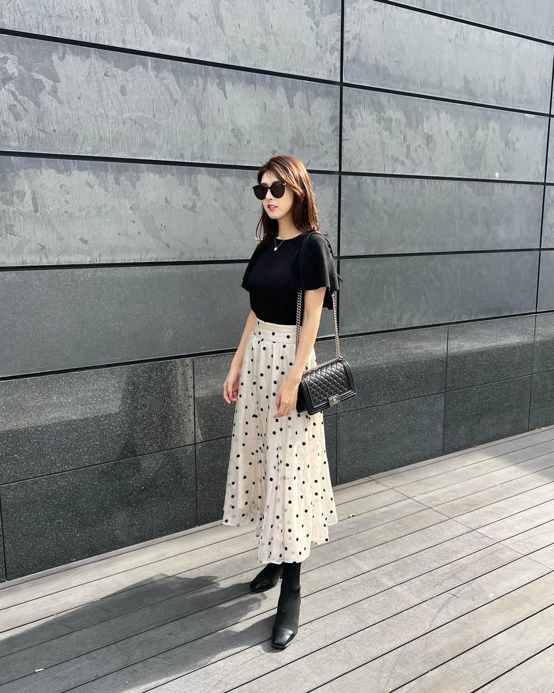 井上麻衣のインスタグラム：「Autumn Fashon. 🍂  tops @thebutter_official  skirt @apuweiser_official  sunglasses @tomford  bag @chanelofficial   . . . . #autumn#fashion#ootd  #mama#秋コーデ#秋ファッション #ママコーデ#ママファッション #4児の母#4児ママ#関西ママ #きれいめコーデ#きれいめファッション  #30代ファッション#30代コーデ  #長身女子 #長身コーデ」