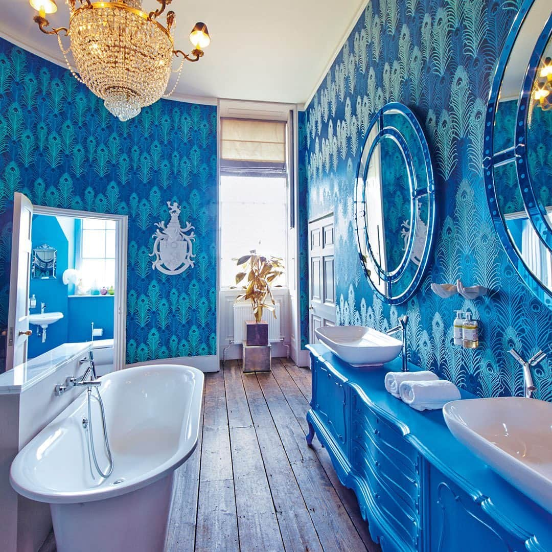 マシューウィリアムソンのインスタグラム：「BLUE BATHROOM   Indigo peacock feather wallpaper from the archive」