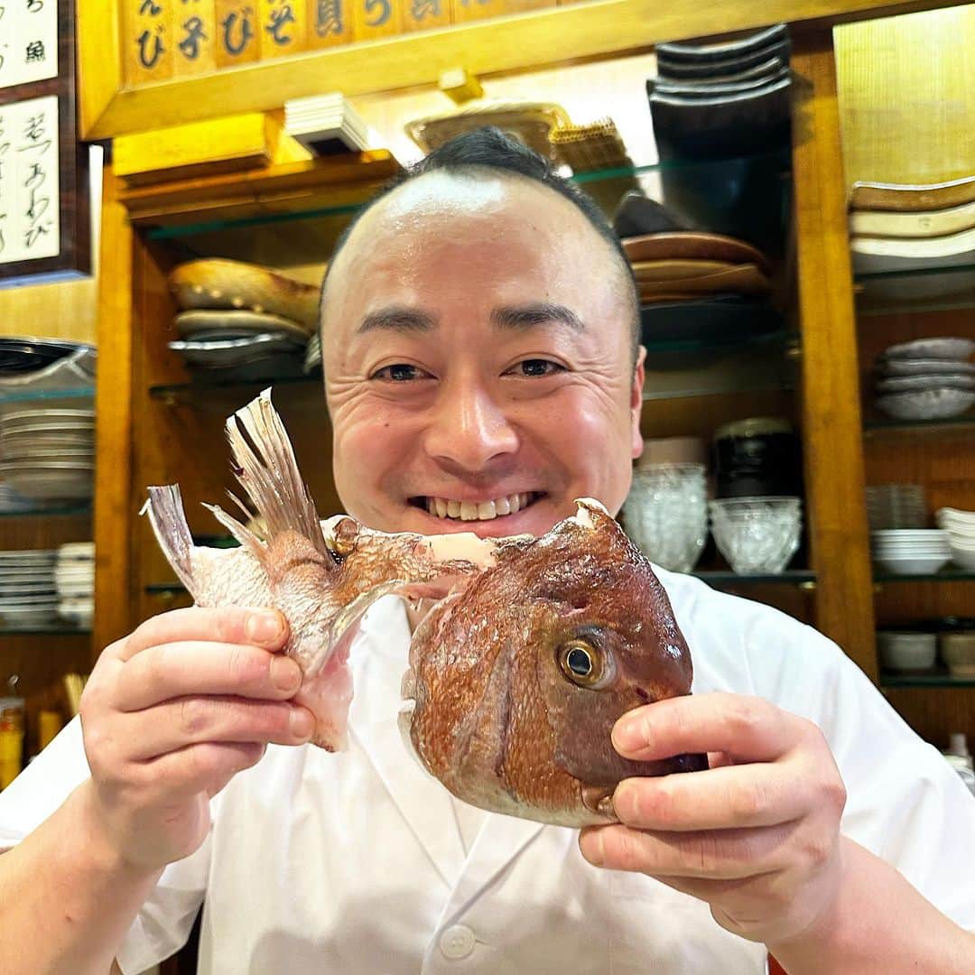 のインスタグラム：「生野区が好き。人間のパワーを感じる。ここ「松寿司」は、そんな生野区の、鶴橋や桃谷というメジャーではなく、大池橋というDEEP？な住宅地にある。まさしく大阪寿司‼️気取らずに、美味い寿司をサクッと食べさすような…その寿司がレベル高ければ最高やん。地元住民がひっきりなしに来てた。愛を感じた。昨今の予約困難店ブームに辟易してる身としては、（いや行ってますけど笑）、ああーこういう店を求めてたんやなーとしみじみ思った。  #松寿司 #松寿司大池橋  #松寿司若大将馬場良平  #大池橋 #大池橋グルメ  #大池橋松寿司  #生野 #生野区 #生野区グルメ #生野区ディナー #生野区寿司」