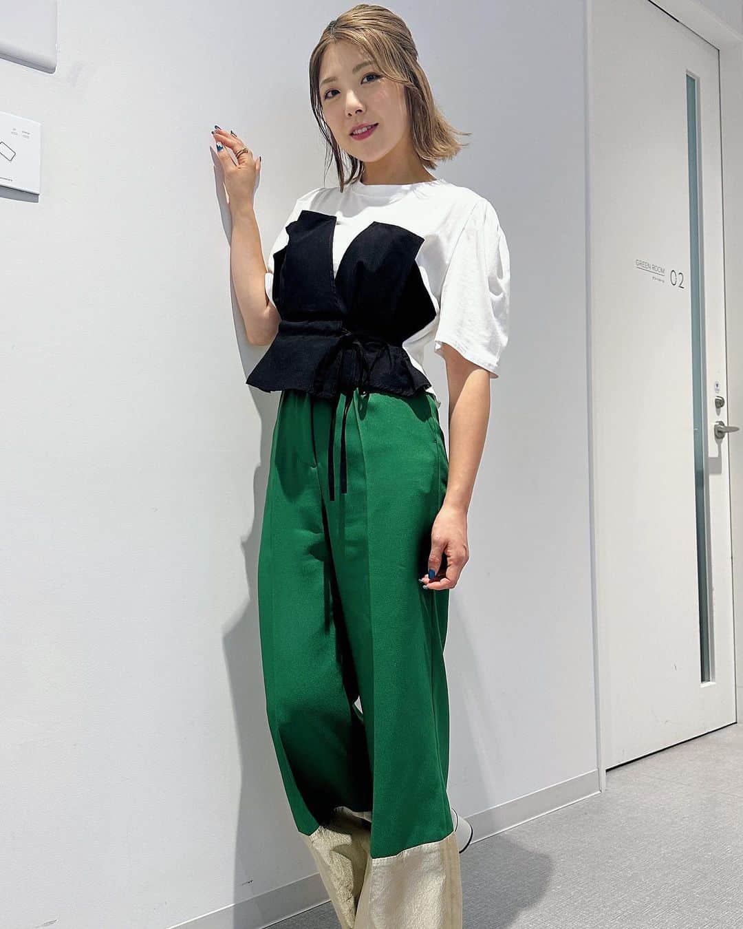 小川麻琴さんのインスタグラム写真 - (小川麻琴Instagram)「先日、ショップチャンネルに出演したした時の衣装だよー🥰  数年前から緑も好きで 普段の私服にも緑を取り入れたりしてるんだけど、この衣装の感じとっても好きでした🤭💕  #衣装  #ショップチャンネル  #トップス  #saaageboutique  #アクセサリー  #lohmejewelry」10月4日 16時59分 - 1029_makoto