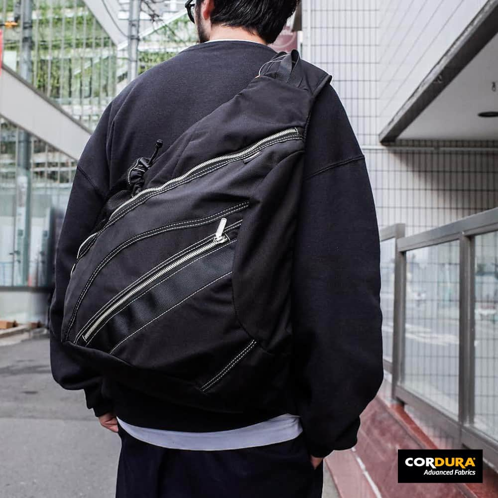 CORDURA®(コーデュラ®)日本版公式アカウントさんのインスタグラム写真 - (CORDURA®(コーデュラ®)日本版公式アカウントInstagram)「Internationalなシーンをベースに、ハードアンドタフでTacticalな機能面とActivityな可動面のスペック仕様のバッグメーカー、「UPGS Department」のCordura Nylon Fabric One Shoulder Bag。 メイン素材には、通常のファブリックと比べて極めて耐久性が高い CORDURA® 500Dナイロンを使用しており、ハードアンドタフに永くご愛用頂けます。 本製品は、スリングバッグスタイルでは稀少な15.6インチノートパソコンも優に収納可能なジャンボサイズスペックを採用。 準じて、ワイドストラップ/ダブルラッセルエアメッシュにより長時間でもストレスフリーな掛け心地となります。グローバルに、トラベラーからビジネスマン、タウンユースとシーンを選ばないクラシックでモダンなデザインのバッグです。 ・ こちらの素敵なお写真は @teenager_shibuya さんのお写真です。 ・ CORDURA® （コーデュラ® ）日本版公式アカウントです。CORDURA® は、耐久性に優れた素材として50年以上の実績のあるインビスタ社のファブリックブランドです。 ・ このアカウントでは、みなさんのCORDURA® を使用したプロダクトの自慢の1枚をご紹介しております。当アカウントをフォロー後、「#コーデュラジャパン」のハッシュタグをつけて投稿していただくとリポストさせていただくこともあります。みなさんの素敵な投稿をお待ちしております。 ・ #コーデュラ #cordura #コーデュラナイロン #코듀라 #タフ #耐久性 #素材 #upgsdepartment #ショルダーバッグ #ビジネスマン #ビジネスバッグ #トラベルバッグ #旅行 #シンプル #クラシック」10月4日 17時00分 - cordurabrandjp