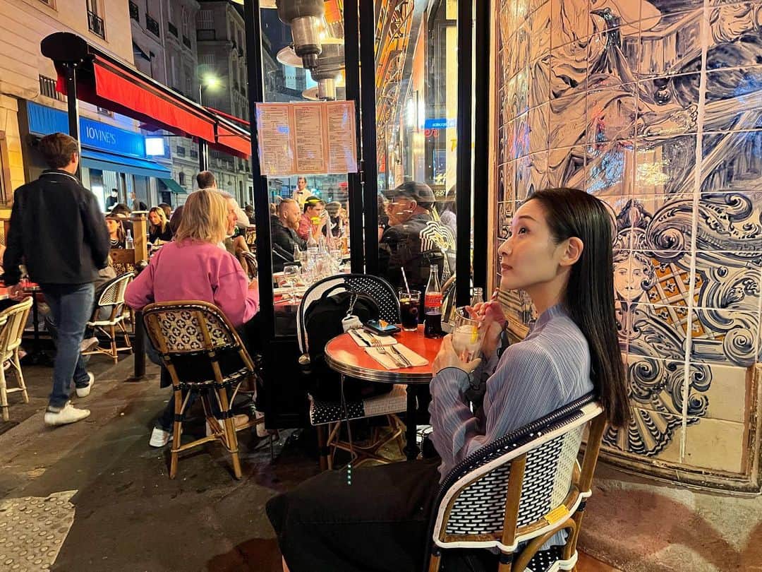 のインスタグラム：「Yokogao de Paris🇫🇷  ①入ったカフェがとっても美味しかった☺︎ ②くーみん撮影 ③シャンゼリゼのカフェ ④地下鉄、混んでない&人が乗ってる方が安心と今回わかった。  #横顔 #パリ #paris」