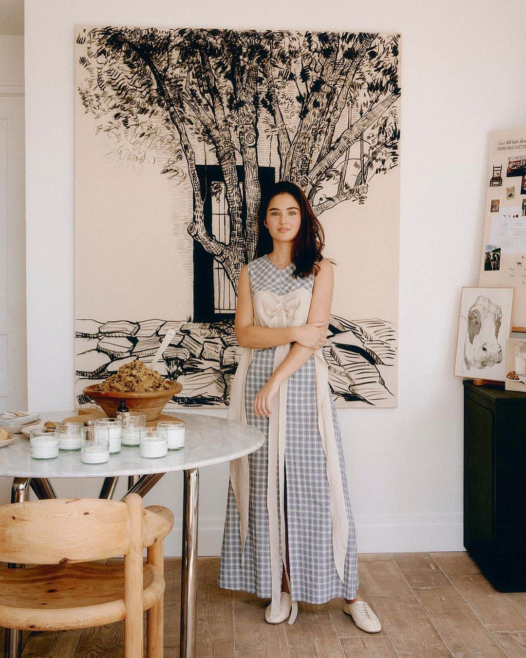 Vogue Españaのインスタグラム：「"@notesontoast es una iniciativa a través de la cual conceptualizo, desarrollo recetas, investigo tradiciones y costumbres... A partir de esas ideas invento historias, creo productos gastronómicos o hago estilismos de mesa", cuenta @anatellezv, sobre este proyecto, un estudio creativo donde todo gira en torno a la mesa. Hablamos con ella en #VogueOctubre. {Puedes leer la entrevista completa en el link de la bio} ▪️Fotografía: @silvia.retana ▪️Estilismo: @martabajoflecha  ▪️Texto: @garbicong ▪️Maquillaje y peluquería: @burdampi ▪️Ayudantes de fotografía: @flaviorsolato y @silviadelarosa ▪️Ayudantes de estilismo: @patthiinojal y @martafalv_」