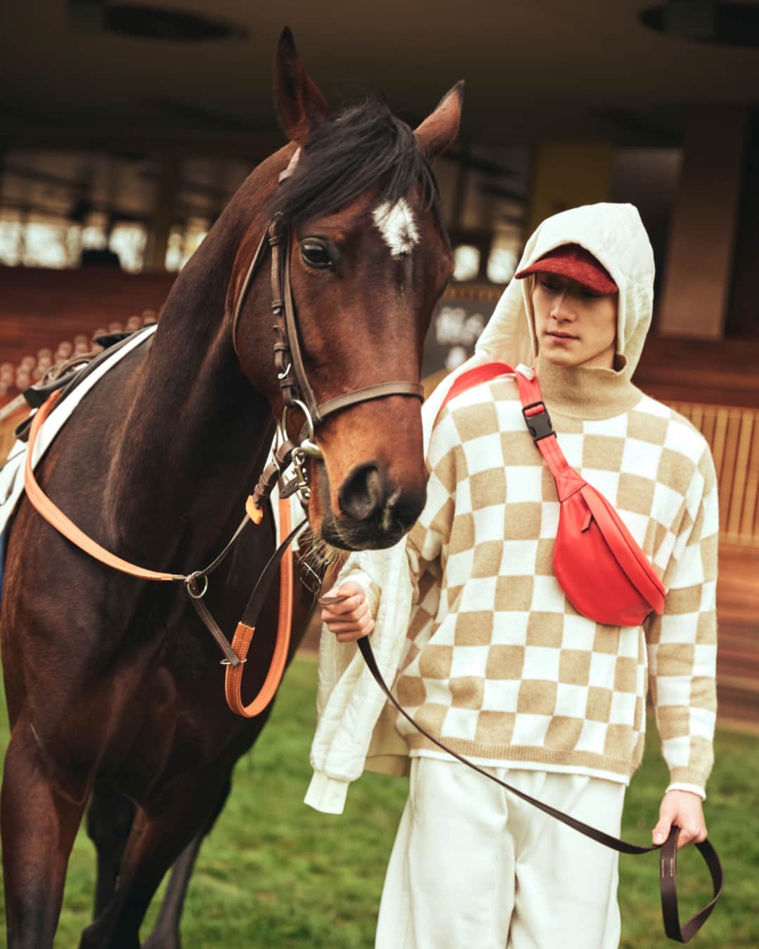 Longchampのインスタグラム：「Sharing secrets.  Collection: #LongchampFW23 Bag: #Longchamp3D Ready-to-wear: @longchamp  Photographer: @guillaumesanner Casting: @julialangecasting Hairstylist: @pierresaintsever Makeup: @helenevasnier Model: @zj_zhengjie  #LongchampAtTheRaces #LongchampFW23 #longchamp #newcollection #octobermood #horse #red #ootd #outfit #horseracing #mood #frenchy #closeup #leatherbag」