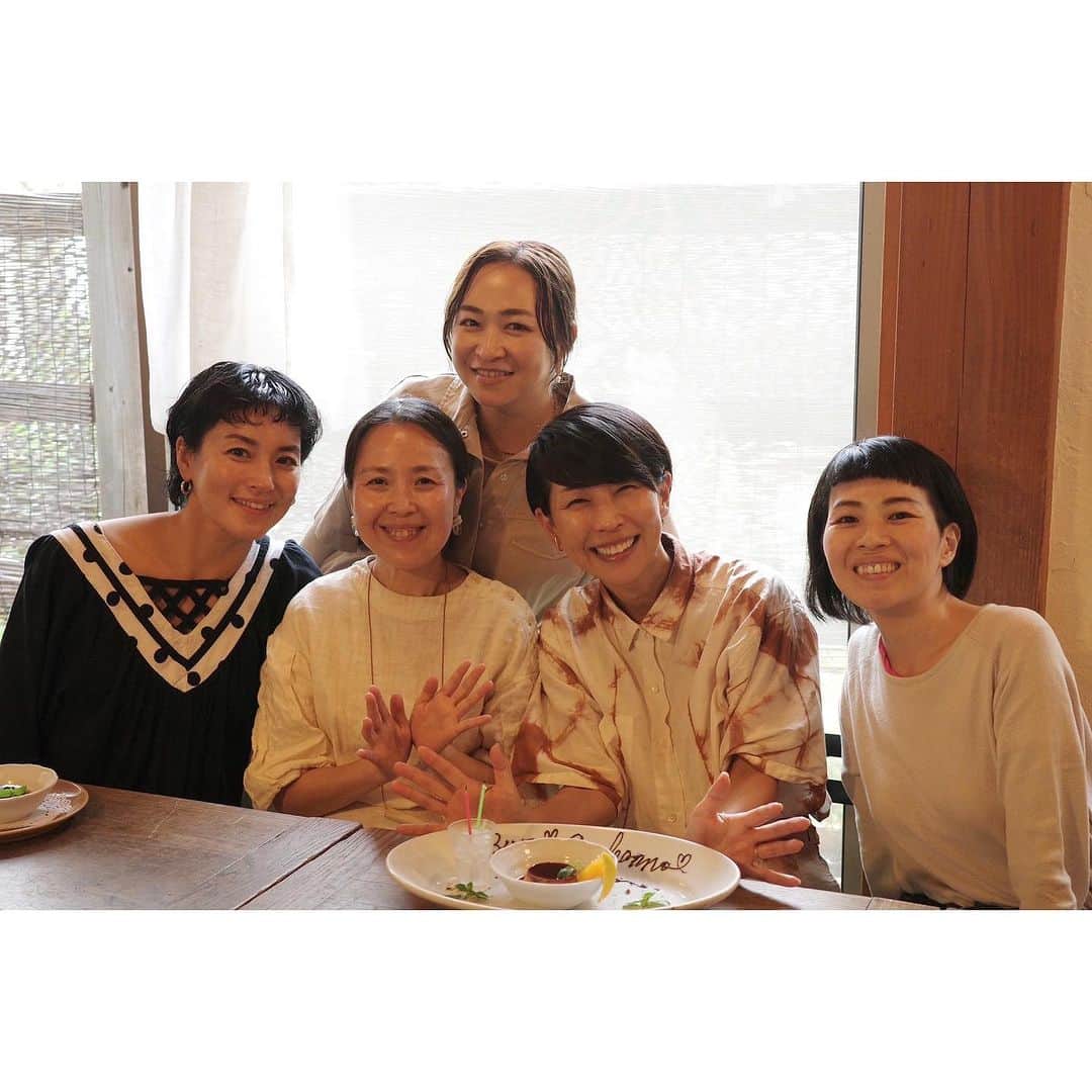桃生亜希子のインスタグラム：「ときちゃんに会う時はいつも、心や言葉、現象の奥の、目に見えない話になる。 　上部だけではない、本質的な話をするのが好きだ。 　ワクワクする。  　毎日、仕事に子育てに忙しい  ときちゃんのお誕生日をやっとお祝いできた。✨🎂✨  　今回も、涙あり笑いありの、濃い時間だったなぁ。  　  ときちゃんの持ってきた高野山の神様カードを引いたら、阿弥陀如来様が出た。✨🪷✨  　「死んでも大丈夫」。 悟りの境地らしい。😮😆😮🙏🌞 　 　これからも感謝を忘れず、楽しんで生きていこう。  　久しぶりのピスカリアさん　@piscaria.hayama も、美味しかったな。❤️  　みんな、ありがとう😊」