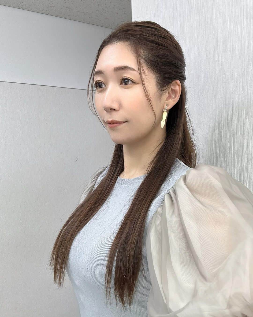 穂川果音さんのインスタグラム写真 - (穂川果音Instagram)「hair style  ストレートハーフアップです✨  今回のテーマはセーラービーナス風のハーフアップなんです！と言ってたよ〜🌕世代ーーーー笑笑  earrings→ @la_mimosa_accessori  #ヘアアレンジ　#ハーフアップアレンジ　#ハーフアップ　#アベプラ　#hairstyles #hairarrange #気象キャスター　#アナウンサーメイク　#ストレートハーフアップ　#イヤリング」10月4日 17時03分 - hokawakanonn