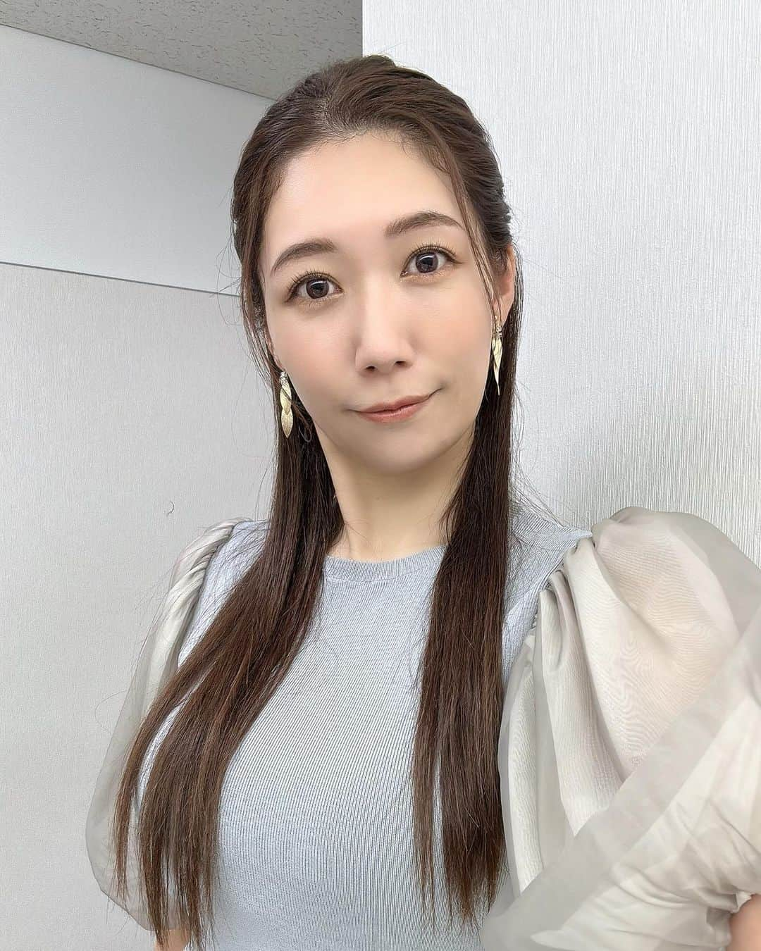 穂川果音さんのインスタグラム写真 - (穂川果音Instagram)「hair style  ストレートハーフアップです✨  今回のテーマはセーラービーナス風のハーフアップなんです！と言ってたよ〜🌕世代ーーーー笑笑  earrings→ @la_mimosa_accessori  #ヘアアレンジ　#ハーフアップアレンジ　#ハーフアップ　#アベプラ　#hairstyles #hairarrange #気象キャスター　#アナウンサーメイク　#ストレートハーフアップ　#イヤリング」10月4日 17時03分 - hokawakanonn