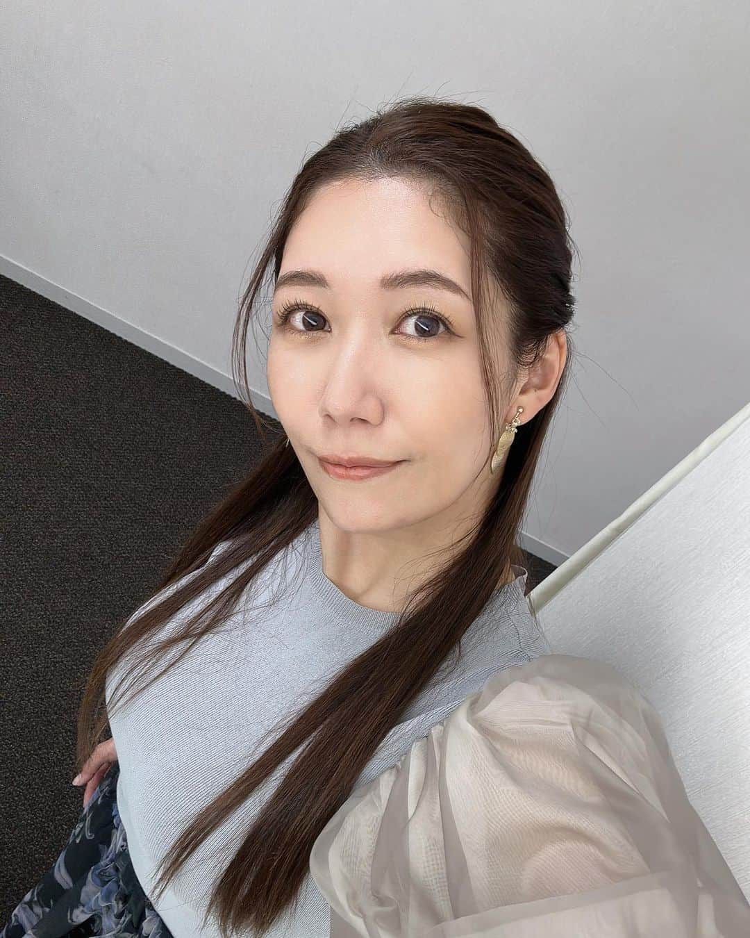 穂川果音さんのインスタグラム写真 - (穂川果音Instagram)「hair style  ストレートハーフアップです✨  今回のテーマはセーラービーナス風のハーフアップなんです！と言ってたよ〜🌕世代ーーーー笑笑  earrings→ @la_mimosa_accessori  #ヘアアレンジ　#ハーフアップアレンジ　#ハーフアップ　#アベプラ　#hairstyles #hairarrange #気象キャスター　#アナウンサーメイク　#ストレートハーフアップ　#イヤリング」10月4日 17時03分 - hokawakanonn