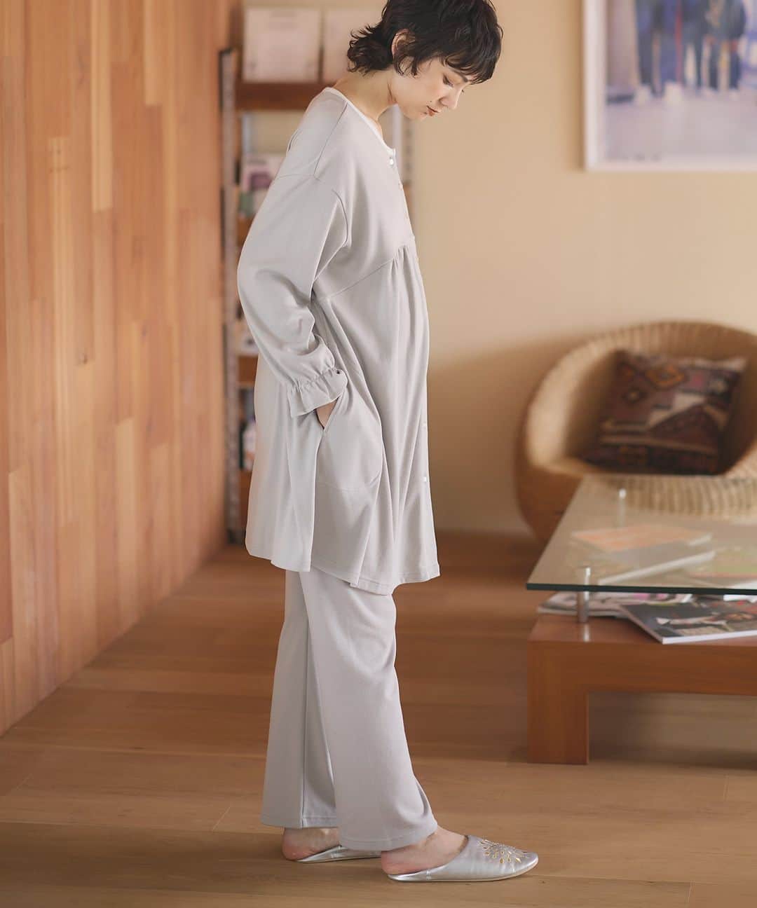 ローズマダム公式さんのインスタグラム写真 - (ローズマダム公式Instagram)「. ◾️ふわふわスムースパイピングネックパジャマ ¥4,939 (税込)  リラックスできるやわらかな素材感が嬉しい上下セットのパジャマ  ネックラインの配色切り替えがワンポイントになったパジャマです。  袖先にほどこしたシャーリングディテールがフェミニンで可愛らしい雰囲気をプラス。 バストで切り替え、裾に向かってふんわり広がるシルエットで大きくなるお腹もふんわり優しく包み込んでくれます。 前開き仕様で胸元部分は配色のスナップボタンになっているので授乳も楽ちん。  パンツはゴムアジャスター付きでお腹部分が調整できるので、 妊娠初期～産後の戻りきらないお腹にも優しい着心地で楽ちんです。  ------------------------- TOPページのURLよりご覧いただけます▼ @rosemadame_official -------------------------  #ローズマダム #rosemadame #マタニティ #マタニティコーデ #マタニティフォト #マタニティライフ #マタニティアカウント #マタニティファッション #マタニティパジャマ #マタママ #マタニティ記録 #マタアカ #マタニティ服 #マタニティ生活 #妊婦 #妊婦コーデ #入院着 #新米ママ #臨月 #2人目妊娠中 #プレママコーデ #出産準備 #入院パジャマ #マタニティウェア #産院着 #秋出産予定 #冬出産予定 #出産入院準備 #妊娠後期 #出産準備リスト -------------------------」10月4日 17時03分 - rosemadame_official