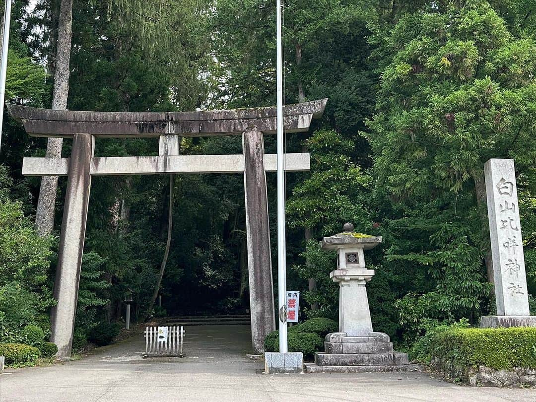 神王ＴＶのインスタグラム：「石川県の白山比咩神社に参拝してきました　数百以上のいろんな寺社仏閣に行ってますが、ここはやはり別格!?　パワーが違いますね！　日本の繁栄と世界の平和、そして１年間の神恩感謝をご祈祷して頂きました 　 #神社 #石川 #金沢 #石川県 #白山比咩神社 #白山 #Shrine」