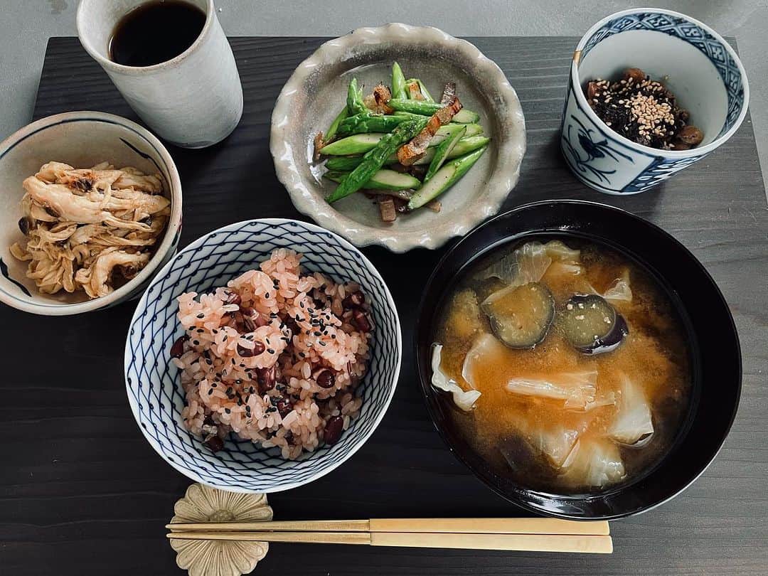 真藤舞衣子のインスタグラム：「昨日の撮影で残った小豆でお赤飯。 ハセパラも最後で無添加ベーコンと炒めたのと、納豆はゆかりといりごまちょい足し、鶏ささみと切り干し大根、濱納豆の胡麻和え、キャベツと茄子のおみおつけ。 試作とオンラインミーティングやら、ゴールにたどりつかない。  #発酵美人になりませう #濱納豆　#納豆 #マイマイ味噌」