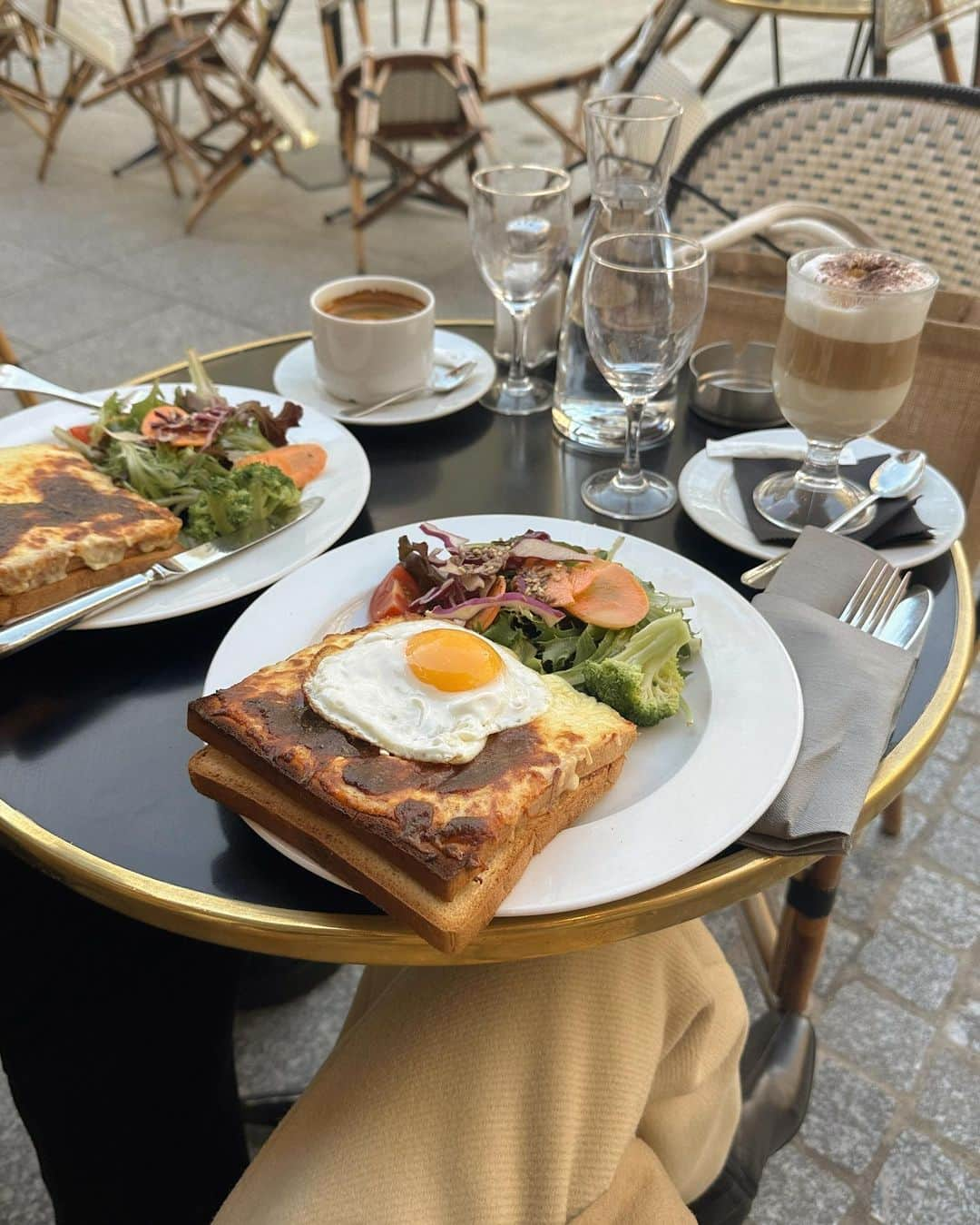 蓮音さんのインスタグラム写真 - (蓮音Instagram)「パリカフェまとめ。✍🏻  ☕️1,2枚目 @cafecarrouselparis   フレンチトーストが死ぬほど美味しくて（語彙力）絶妙すぎる甘さを思い出すだけでもう食べたい… 休日の16時頃でほぼ満席のミチミチだったから、ピークタイム外すor平日がおすすめかも🪡  ☕️3,4枚目 @lenemoursparis   これが日常になれば、、、と心に願ったブランチ、、、クロックムッシュ狙いで行ったけど、お隣の方が食べてるのを見て惹かれて頼んだクロックマダム🍳最高に美味しかった〜〜！平日12時前到着で空いてたけど、13時頃にはほぼ満席だったから、少し早めがおすすめー👐🏻  ☕️5,6枚目 43 Rue de la Chau. d'Antin, 75009 Paris, France （アカウント見つけきれず、、、）  ギャラリーラファイエットに行く道のりでふらっと立ち寄ったカフェ&レストラン。テラスで読書してるパリジェンヌに憧れたdayでした📚（笑）街行くお洒落な人を観察するのもテラス席の醍醐味（？）レストラン利用もしてみたいな〜  ☕️7,8枚目 @angelina_paris   フォロワーさんにオススメしていただいて絶対に行くと決めてたところ🍰40分くらい並んだけど、本当に美味しかった〜！くどくない甘さでなんぼでも食べれそうでした（ガチ）  ☕️9,10枚目 @cafelaperouse_paris   もう何よりも空間が最高すぎてここに住もうと誓った。。。開放感あって、流れる時間がゆったりとしてて、なんか不思議な感覚だったな〜🌙案の定メニュー読めんくて、Google翻訳してよく分からず頼んだら、かなーり甘めのケーキが登場したので何か聞いてから頼もうと誓った日でもあった。笑笑  こんな感じです✍🏻 どこも人多めなので、ピークタイムずらすとノンストレス&トラブルも減るので良さそう〜 また行きたいところもあるし、まだまだ開拓したひ。  #食レポ職人に俺はなる❗️ #嘘です」10月4日 18時00分 - 09hasu