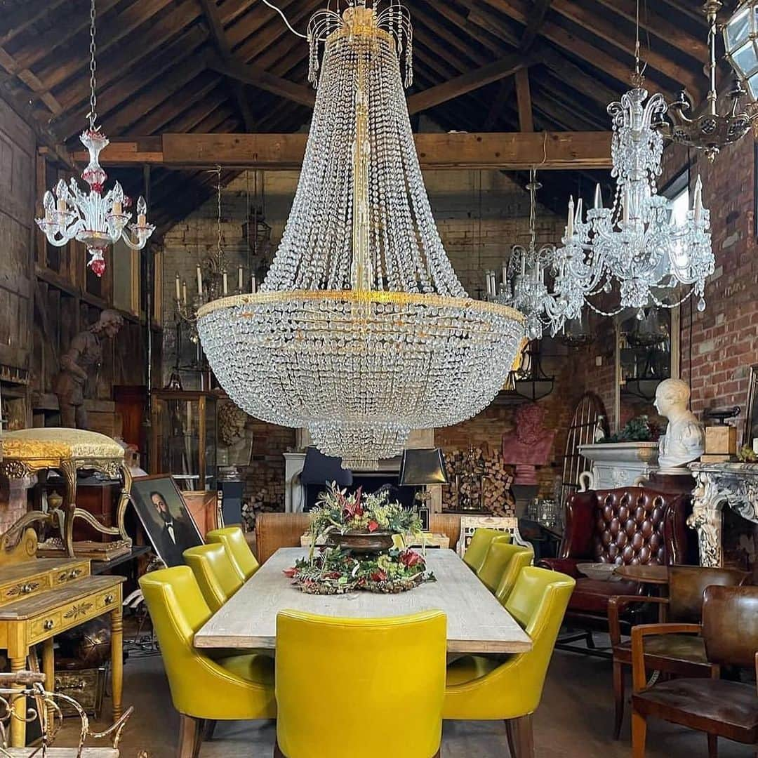 My Interiorのインスタグラム：「Chandelier love by @cubbitantiques」